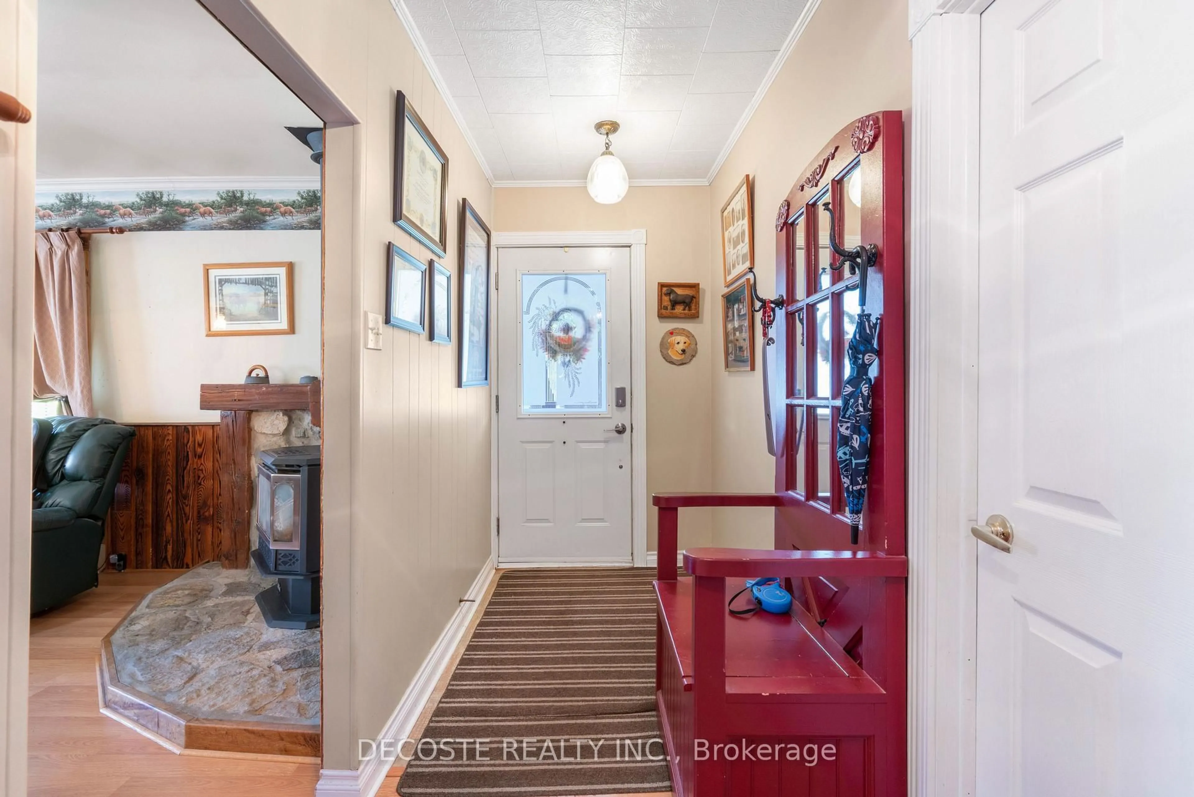 Indoor entryway for 20015C County 43 Rd, North Glengarry Ontario K0C 1A0