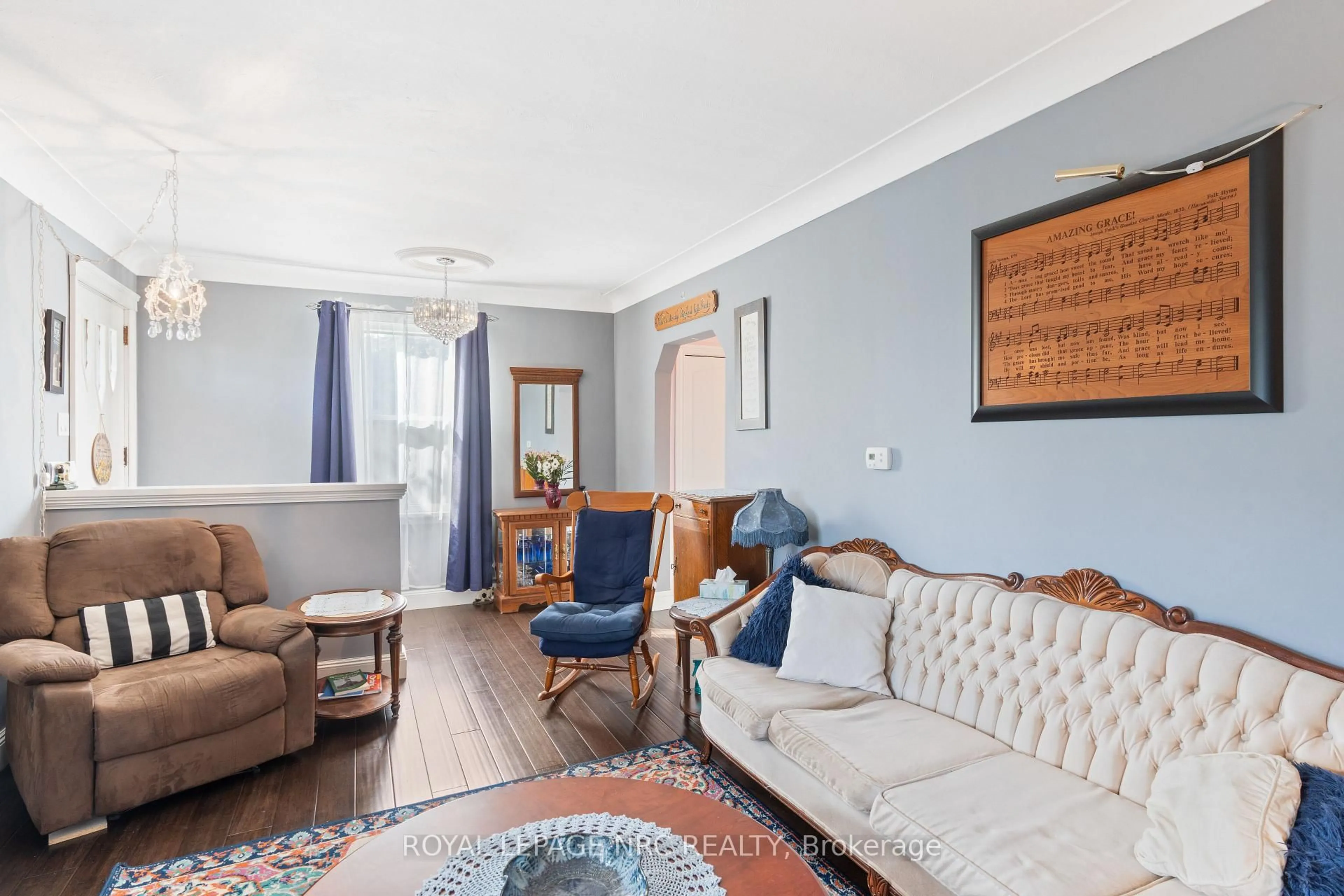 Living room with furniture, unknown for 11 CLEVELAND St, Thorold Ontario L2V 3K3