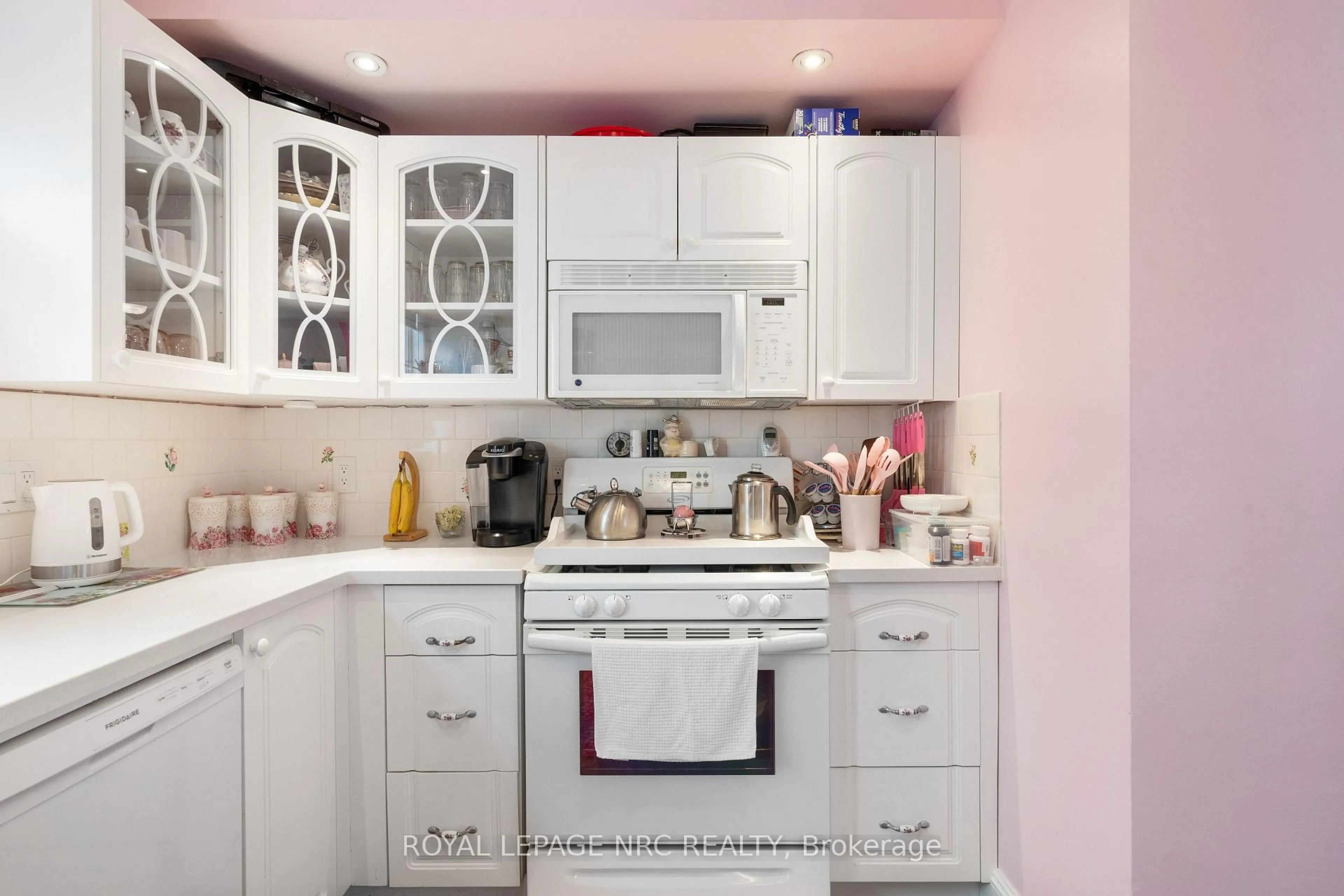 Standard kitchen, ceramic/tile floor for 11 CLEVELAND St, Thorold Ontario L2V 3K3