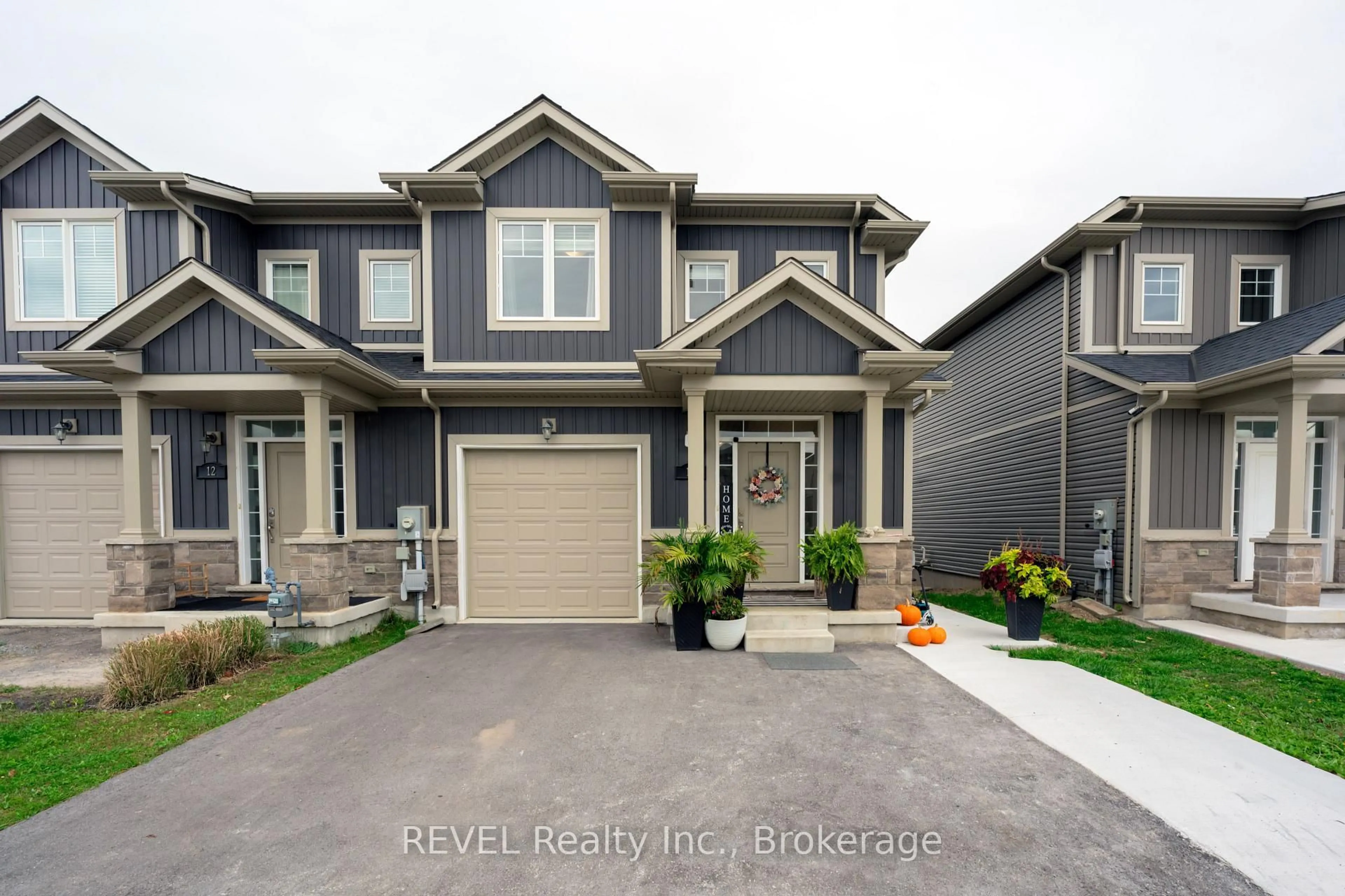 Home with vinyl exterior material, street for 10 Damude Ave, Thorold Ontario L2V 0G7