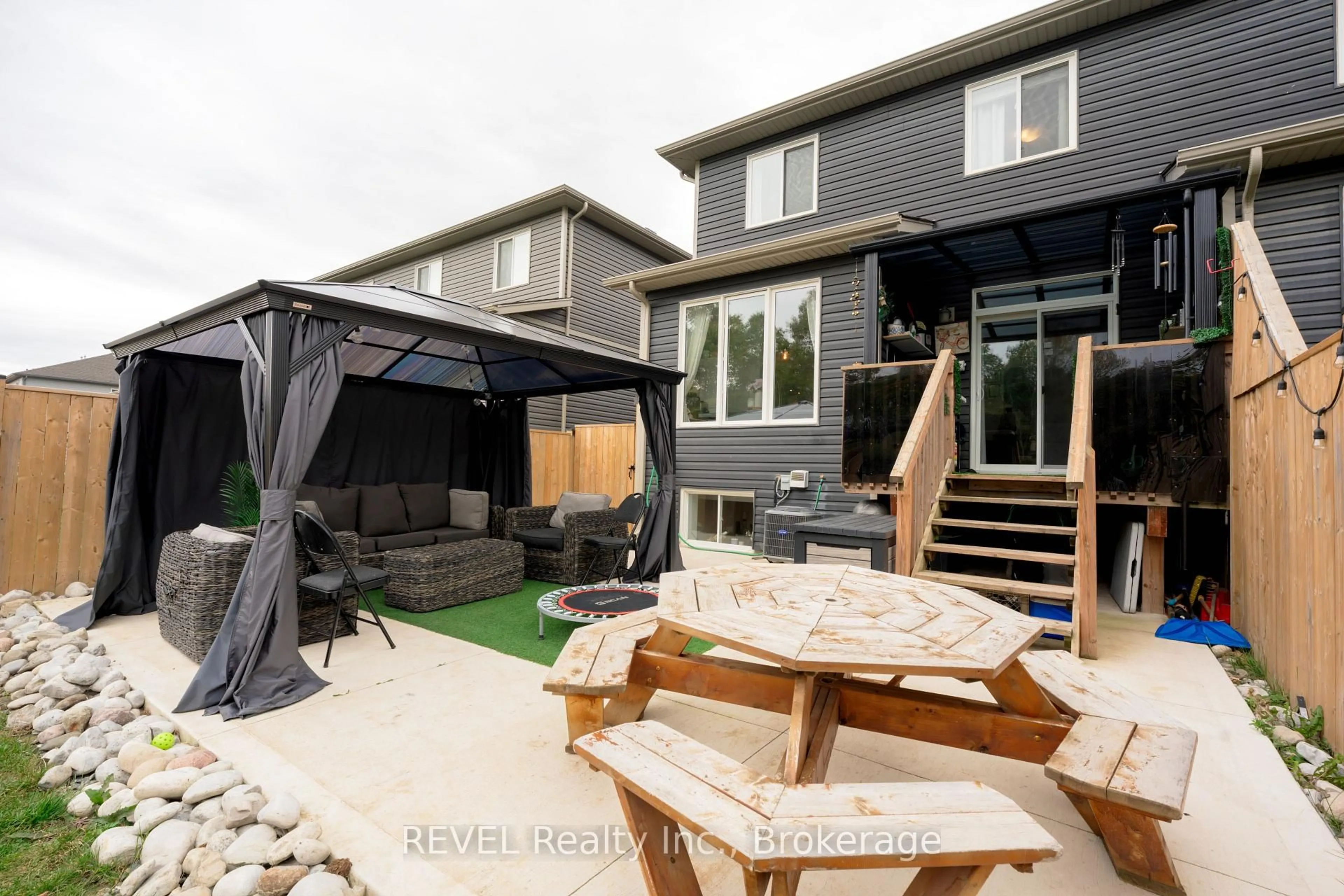 Patio, street for 10 Damude Ave, Thorold Ontario L2V 0G7