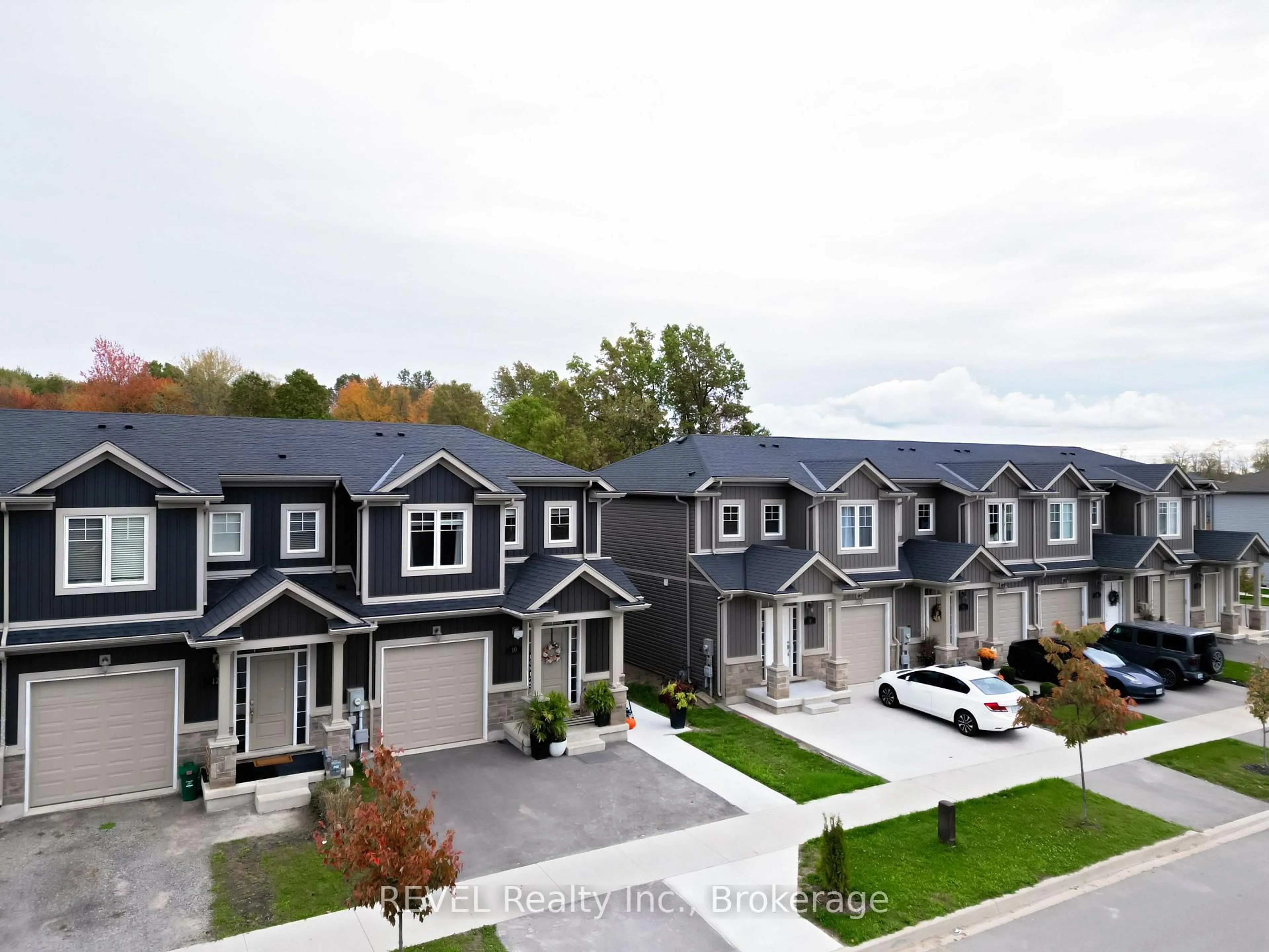 A pic from outside/outdoor area/front of a property/back of a property/a pic from drone, street for 10 Damude Ave, Thorold Ontario L2V 0G7