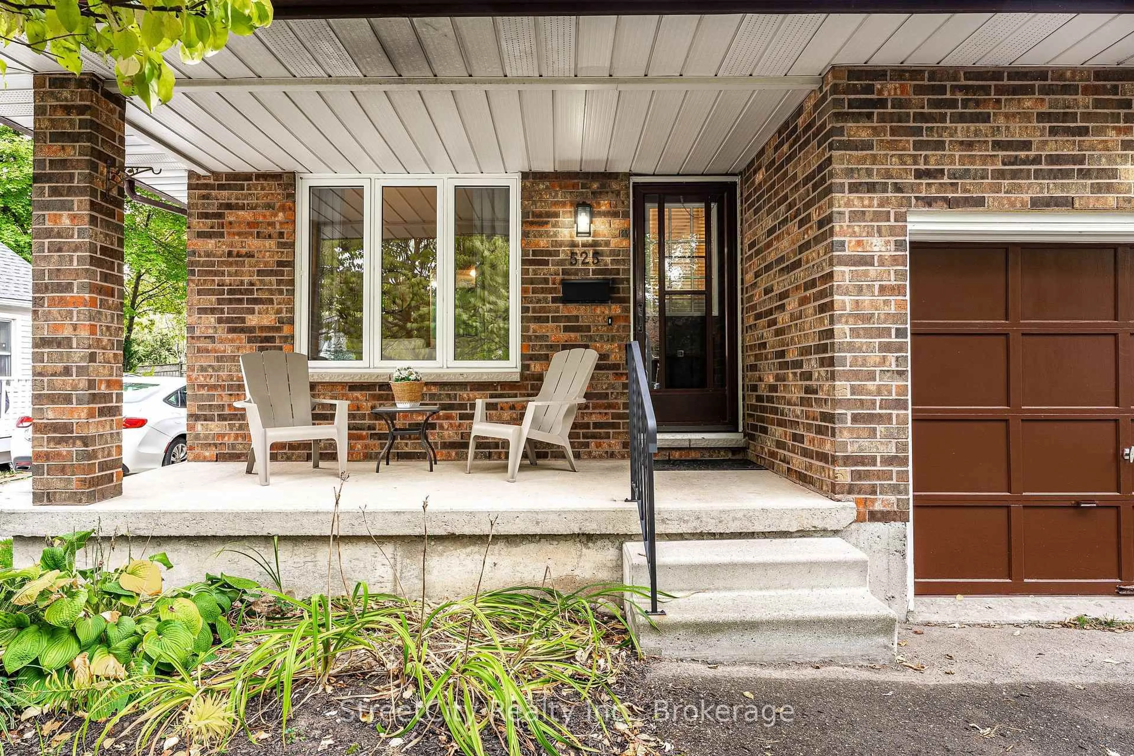 Patio, street for 525 Albert St, Stratford Ontario N5A 3L6