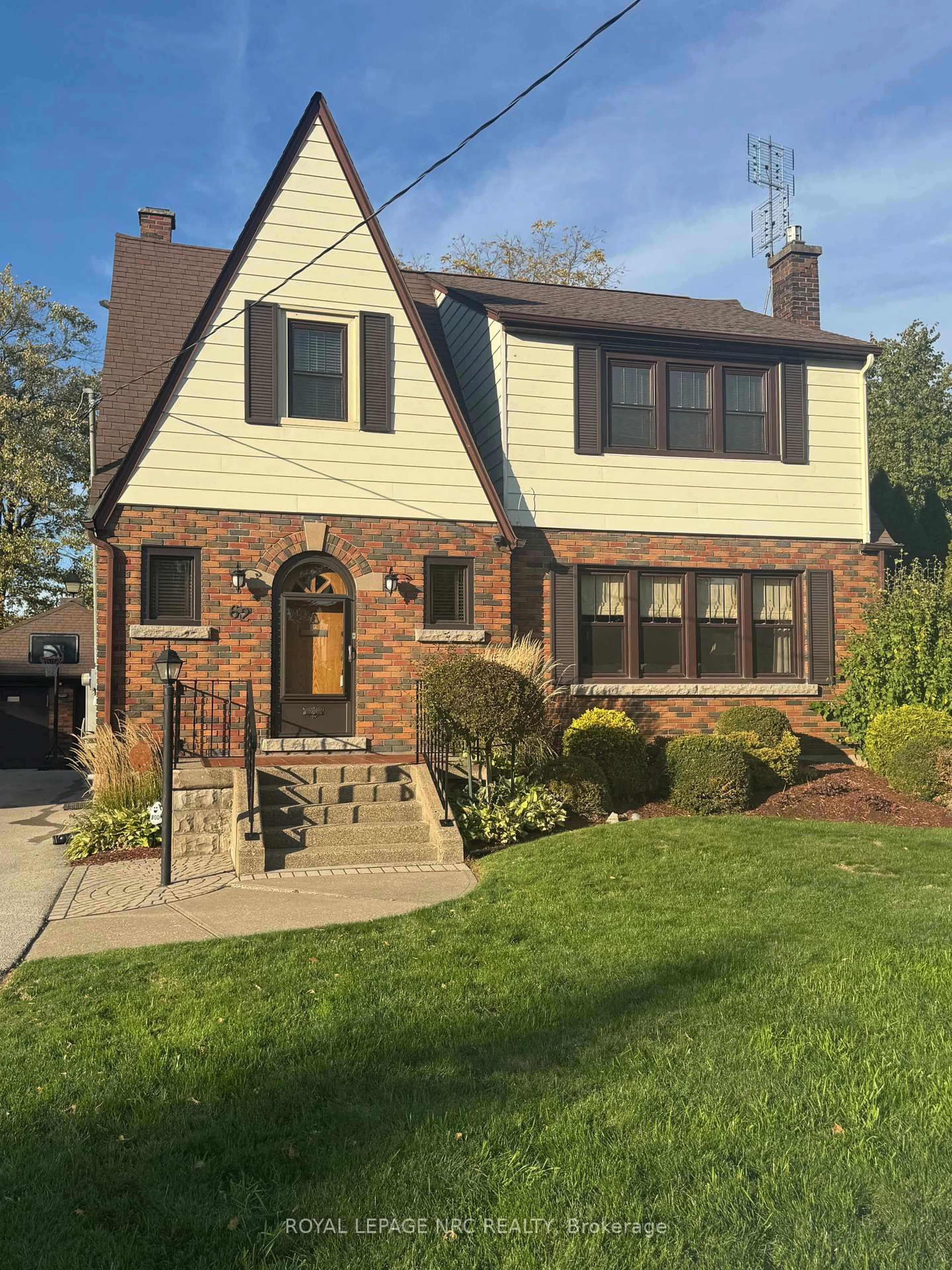 Home with brick exterior material, street for 62 Pine St, Welland Ontario L3C 4G1