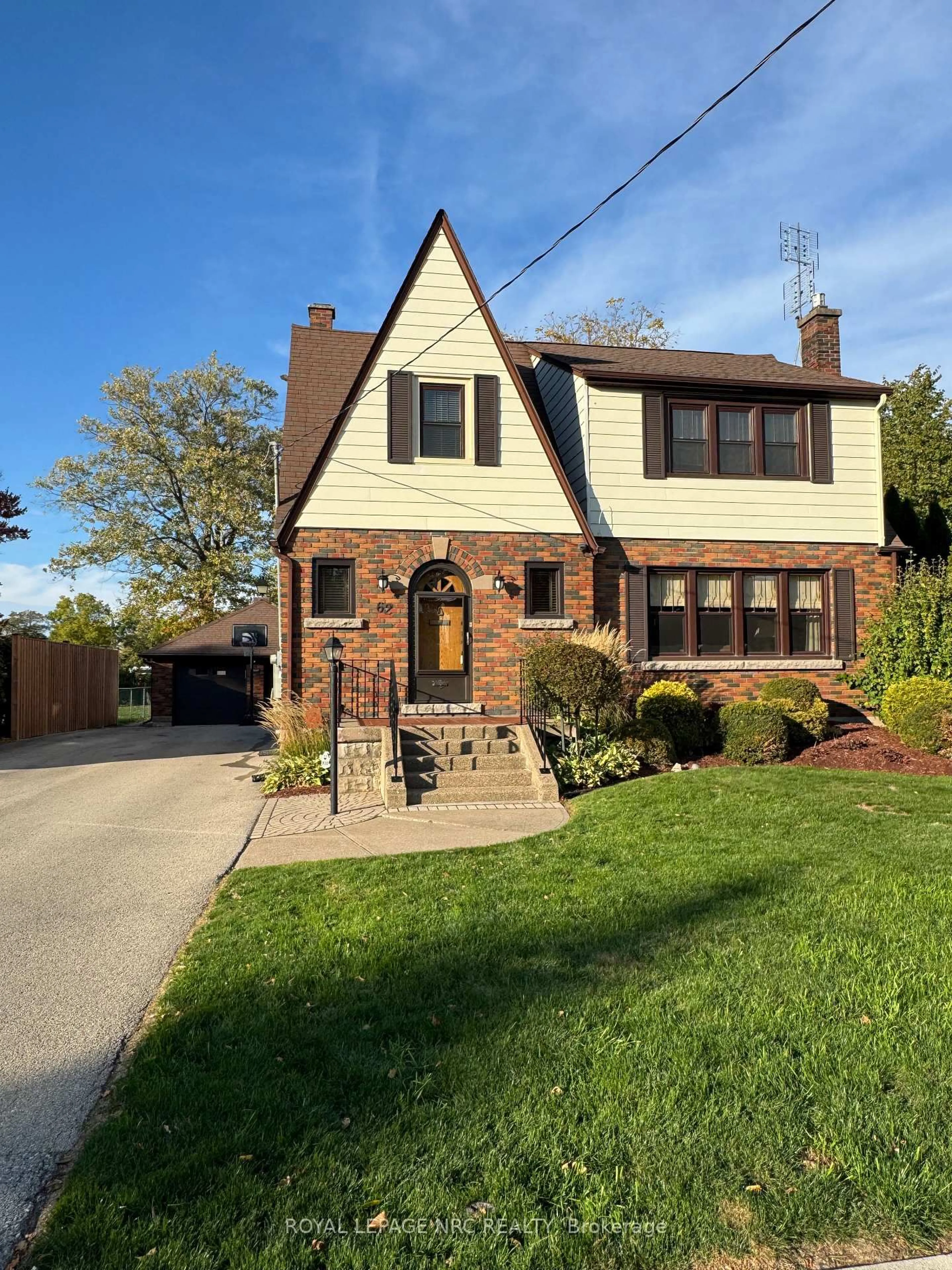Home with brick exterior material, street for 62 Pine St, Welland Ontario L3C 4G1