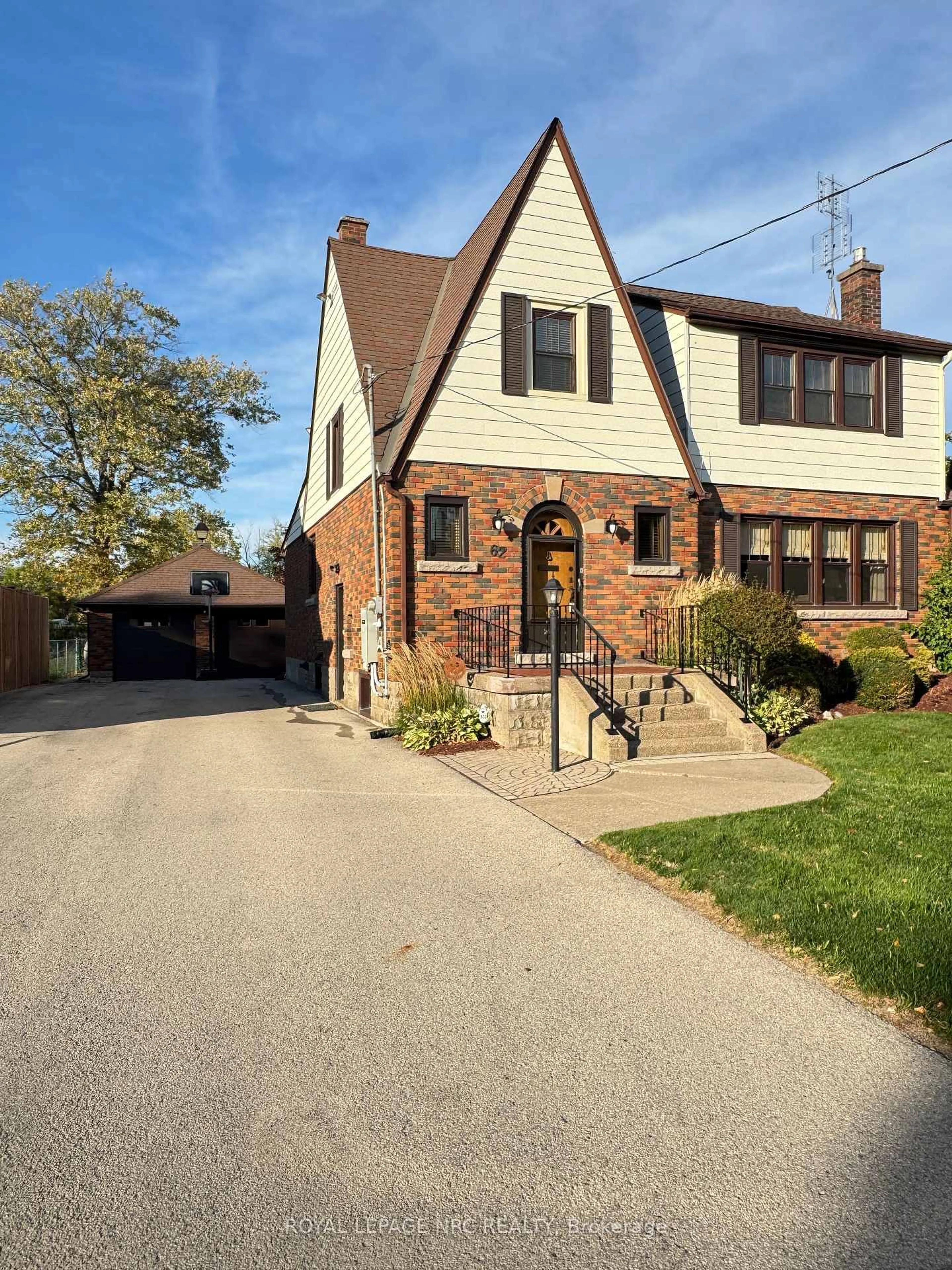 Home with brick exterior material, street for 62 Pine St, Welland Ontario L3C 4G1