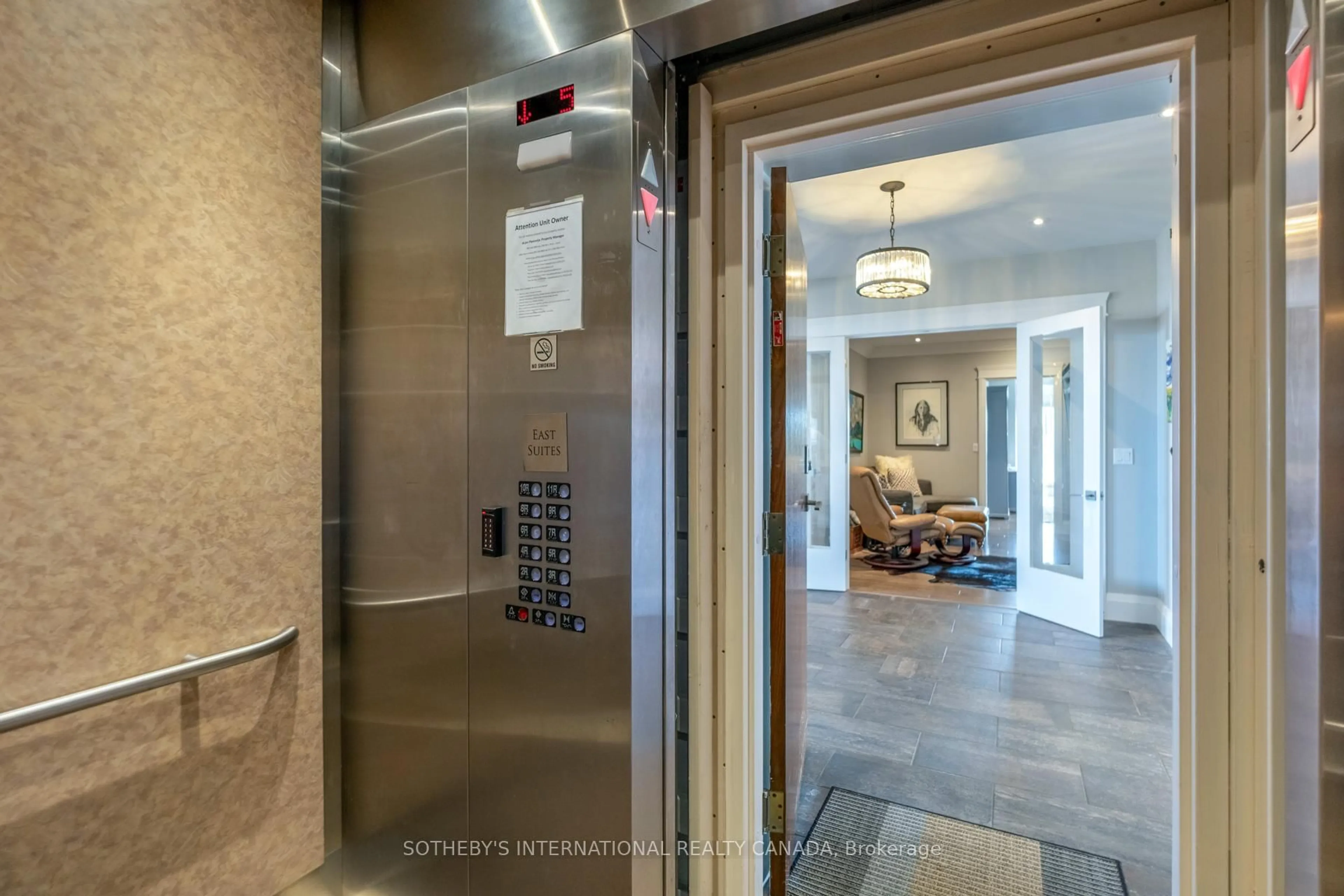Indoor foyer for 174 Mountain Park Ave #5E, Hamilton Ontario L8V 1A1