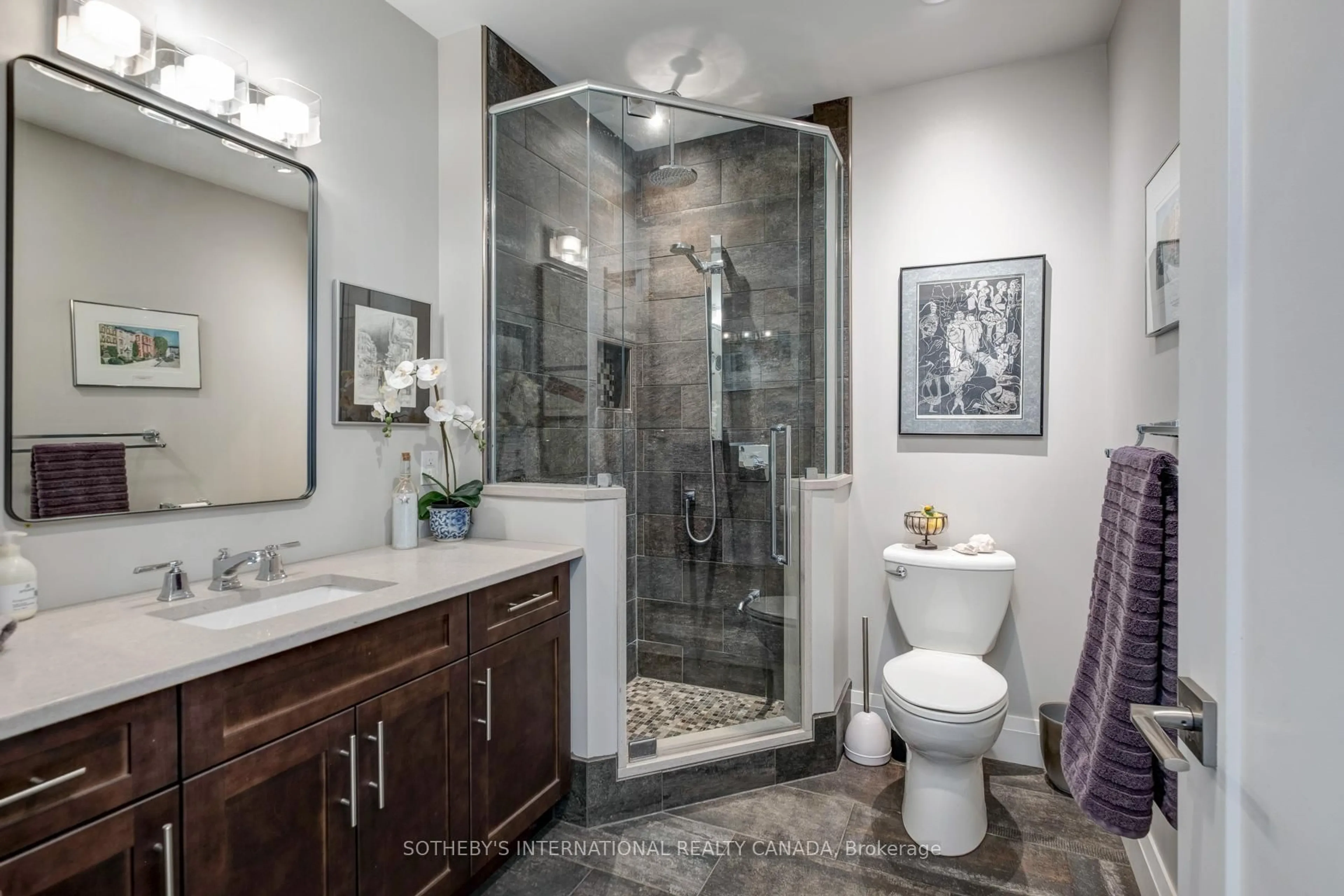 Contemporary bathroom, ceramic/tile floor for 174 Mountain Park Ave #5E, Hamilton Ontario L8V 1A1