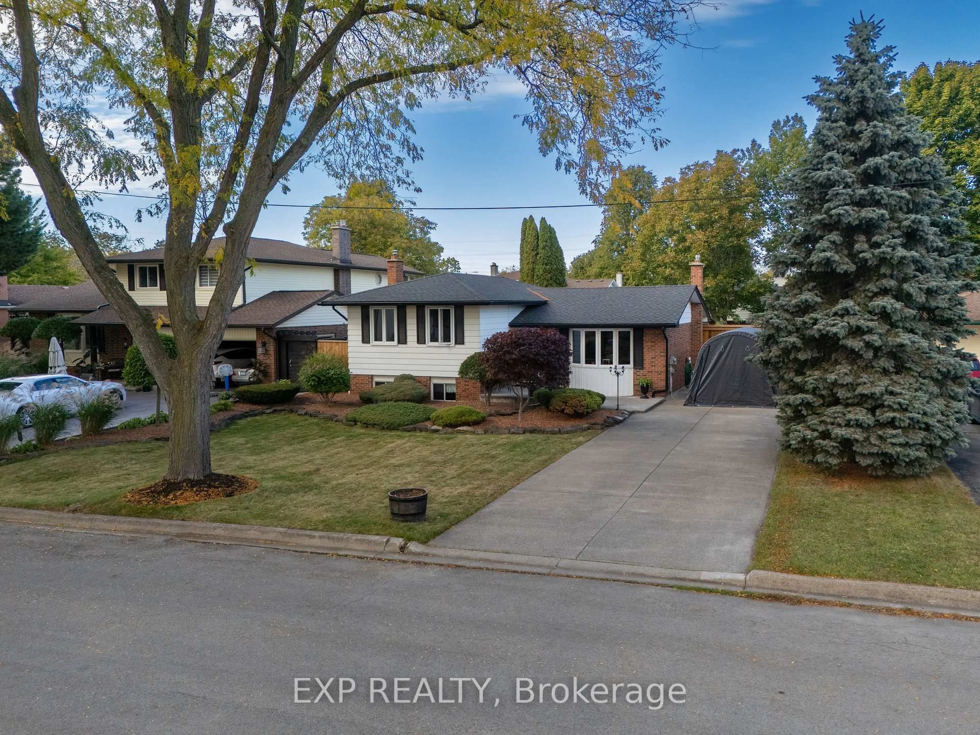 A pic from outside/outdoor area/front of a property/back of a property/a pic from drone, street for 7141 Rosseau Pl, Niagara Falls Ontario L2J 3V1