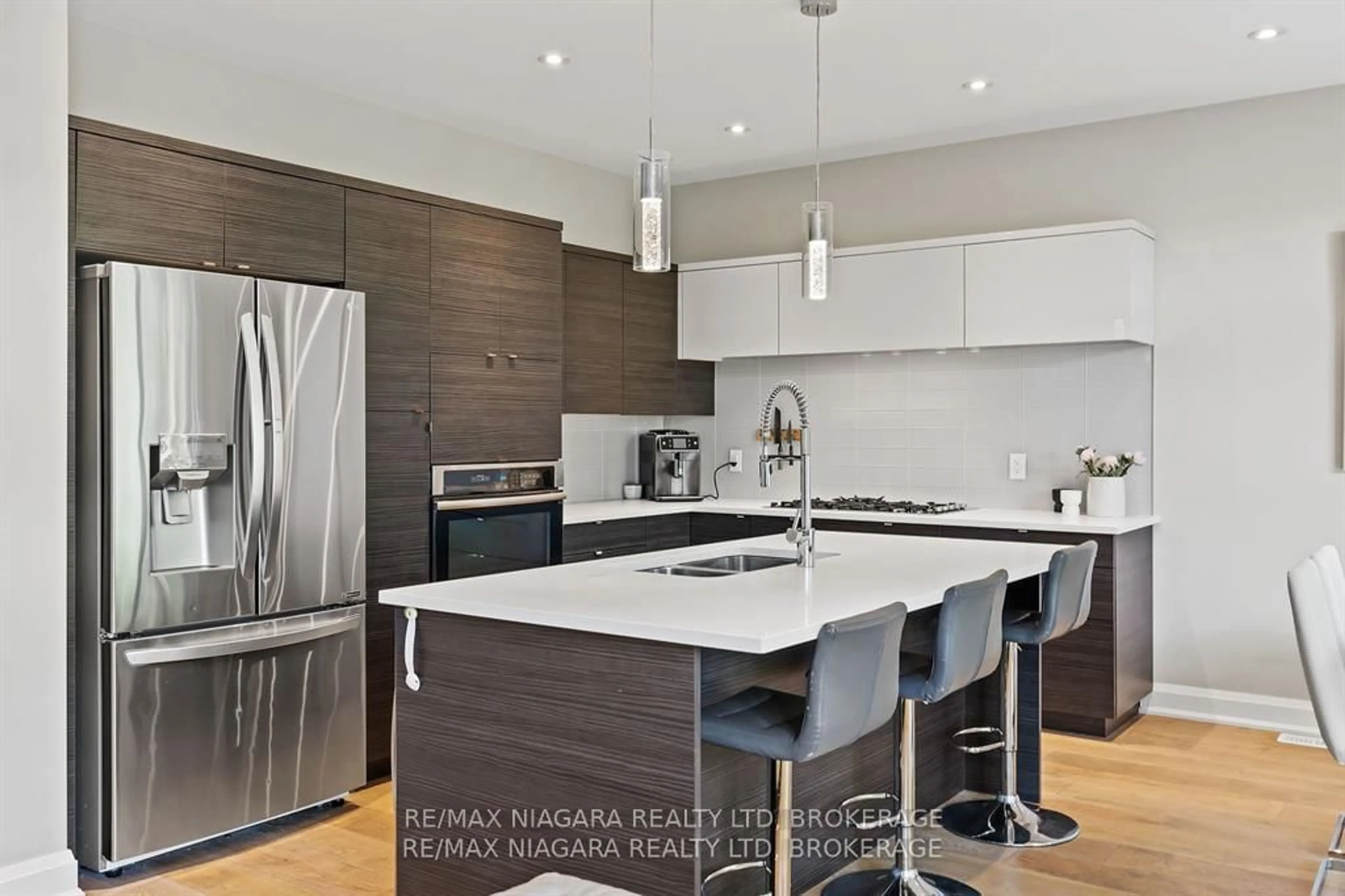 Contemporary kitchen, unknown for 4 Olde School Crt, St. Catharines Ontario L2N 0B1