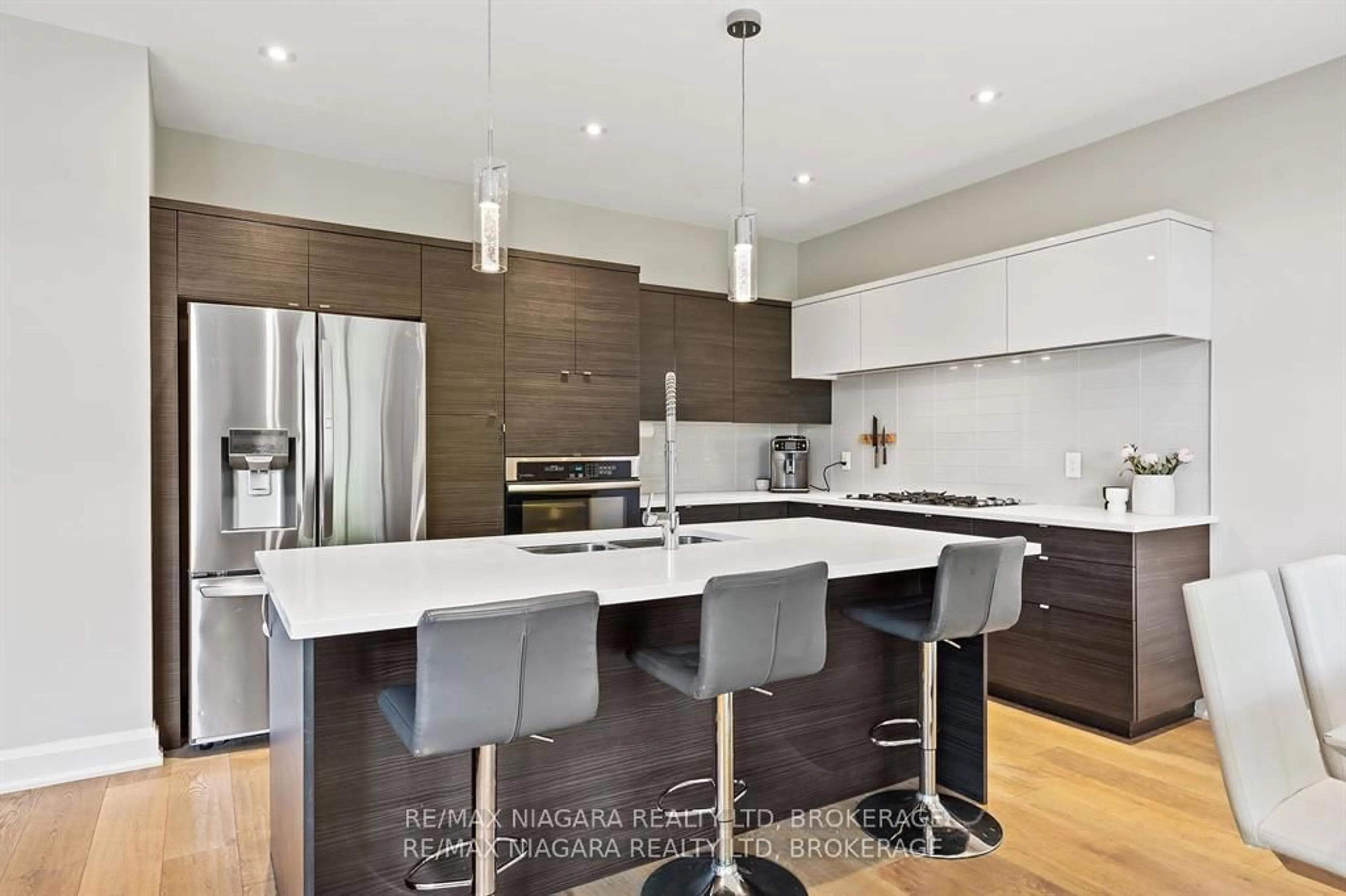Contemporary kitchen, wood/laminate floor for 4 Olde School Crt, St. Catharines Ontario L2N 0B1