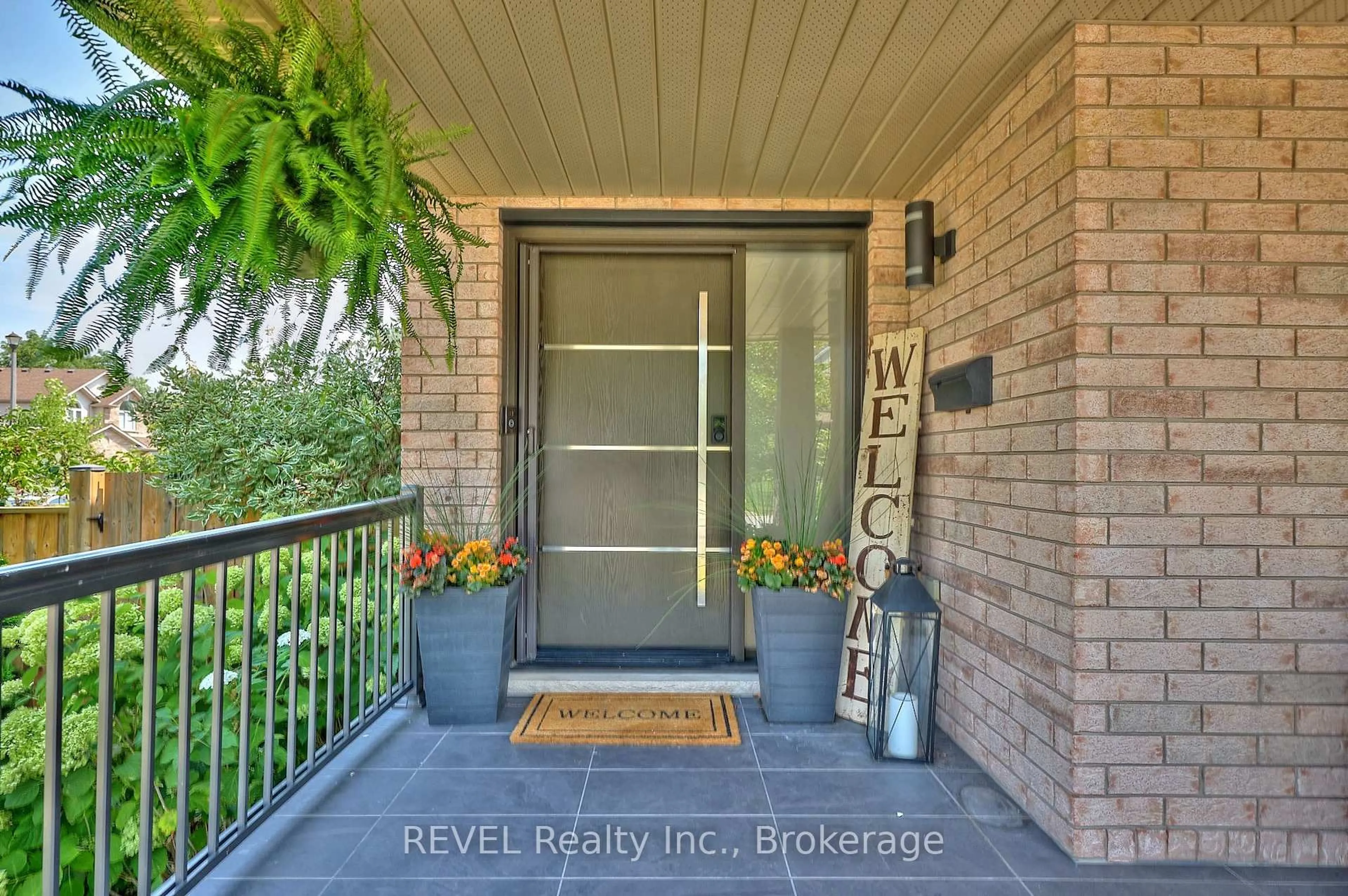 Indoor entryway for 15 Fosh Crt, St. Catharines Ontario L2S 4A9