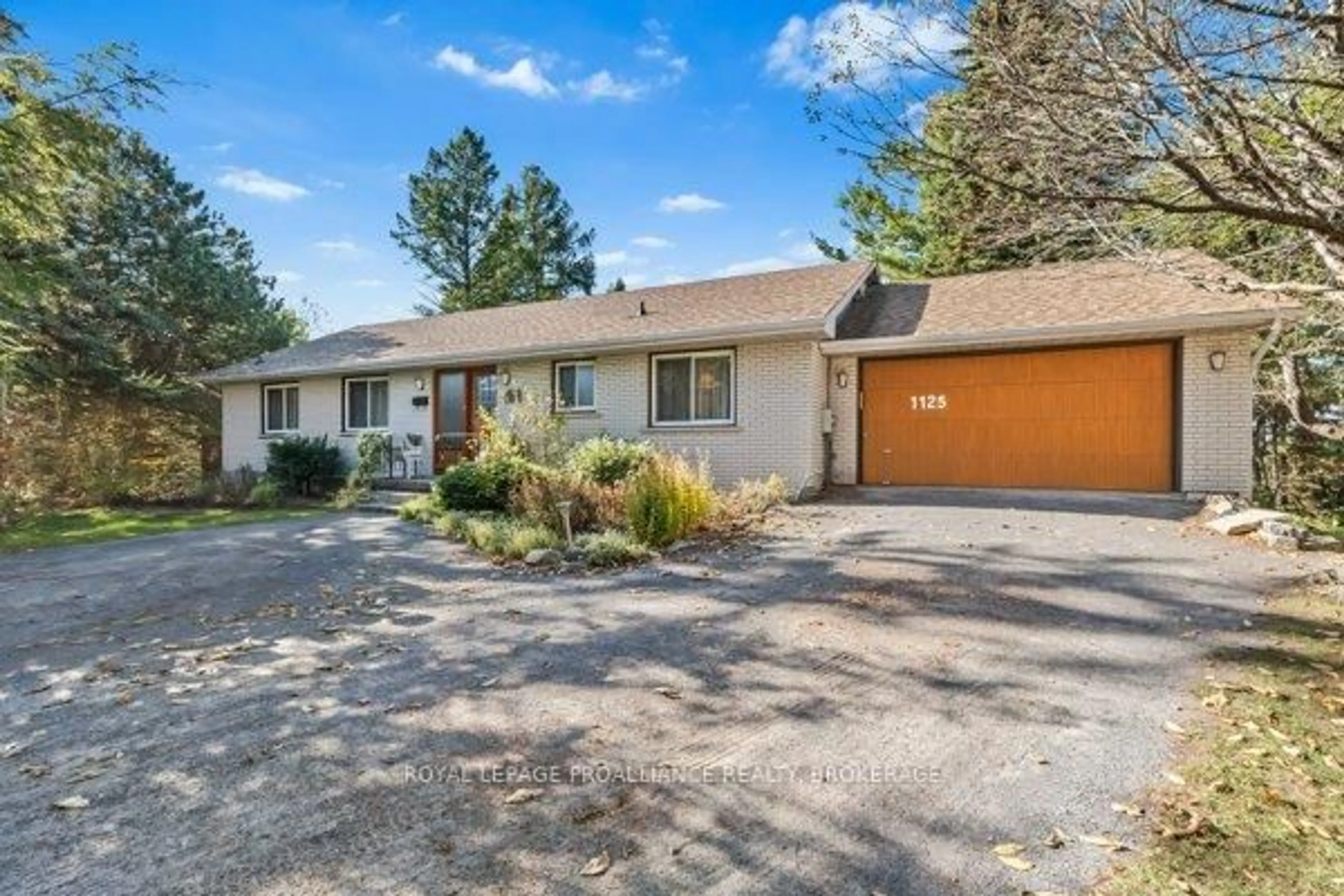 A pic from outside/outdoor area/front of a property/back of a property/a pic from drone, street for 1125 Lincoln Dr, Kingston Ontario K7M 4Z7