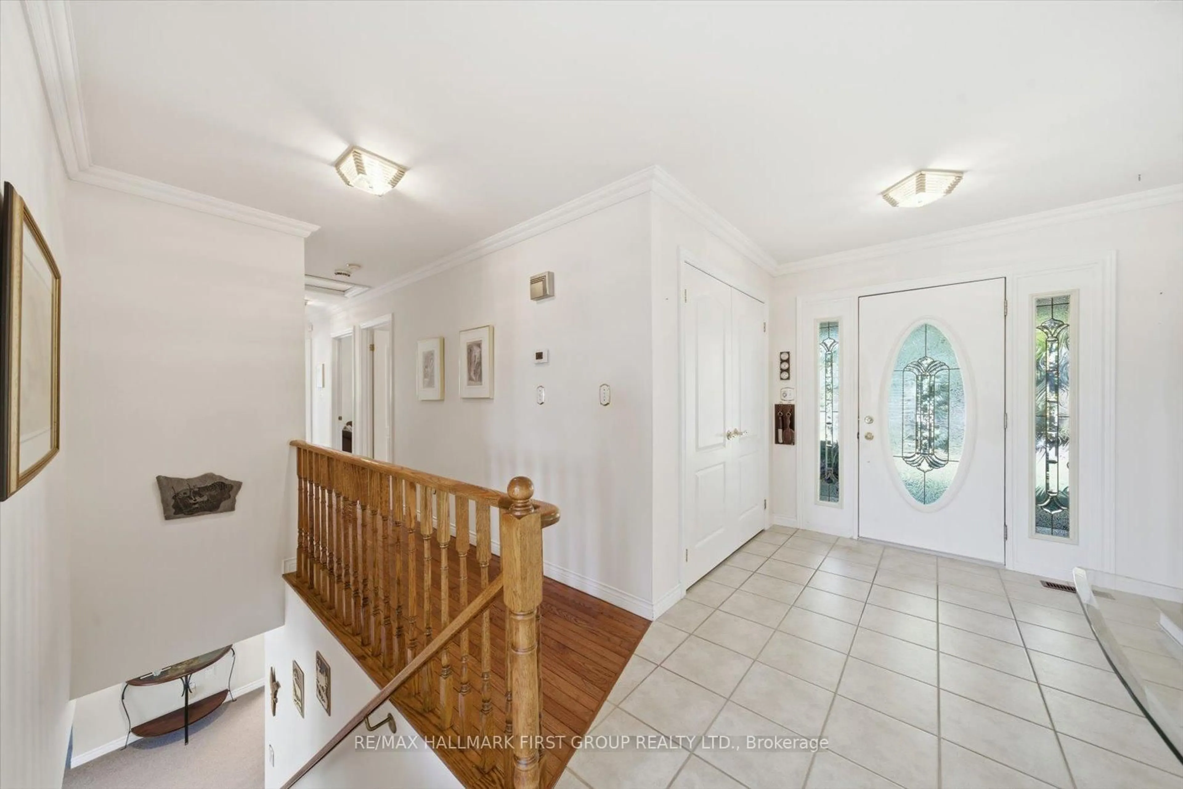 Indoor foyer for 4 Sunrise Crt, Cobourg Ontario K9A 4J7