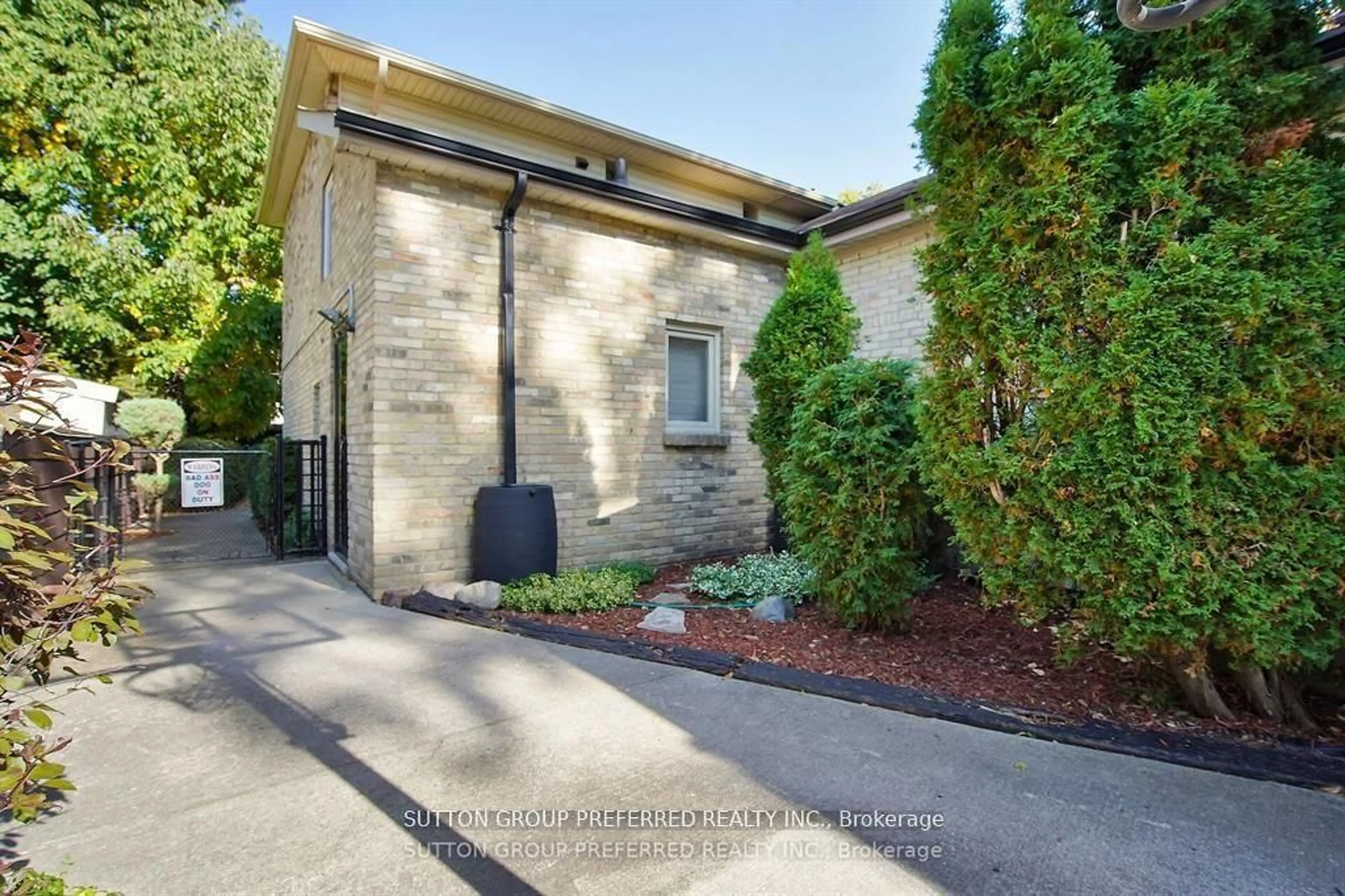 Unknown for 694 Colborne St, London East Ontario N6A 3Z5