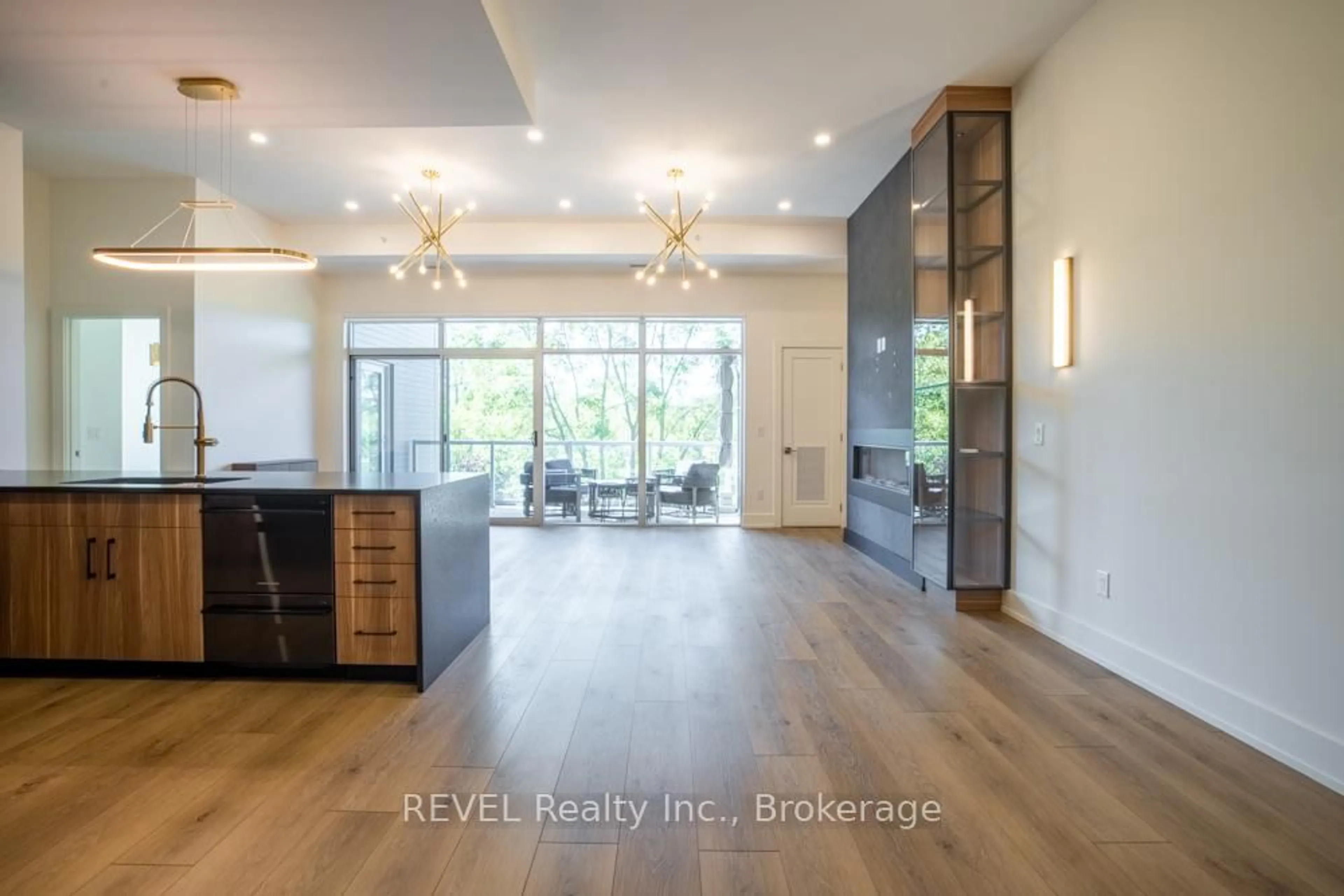 Indoor entryway for 77 Yates St #405, St. Catharines Ontario L2R 5R7