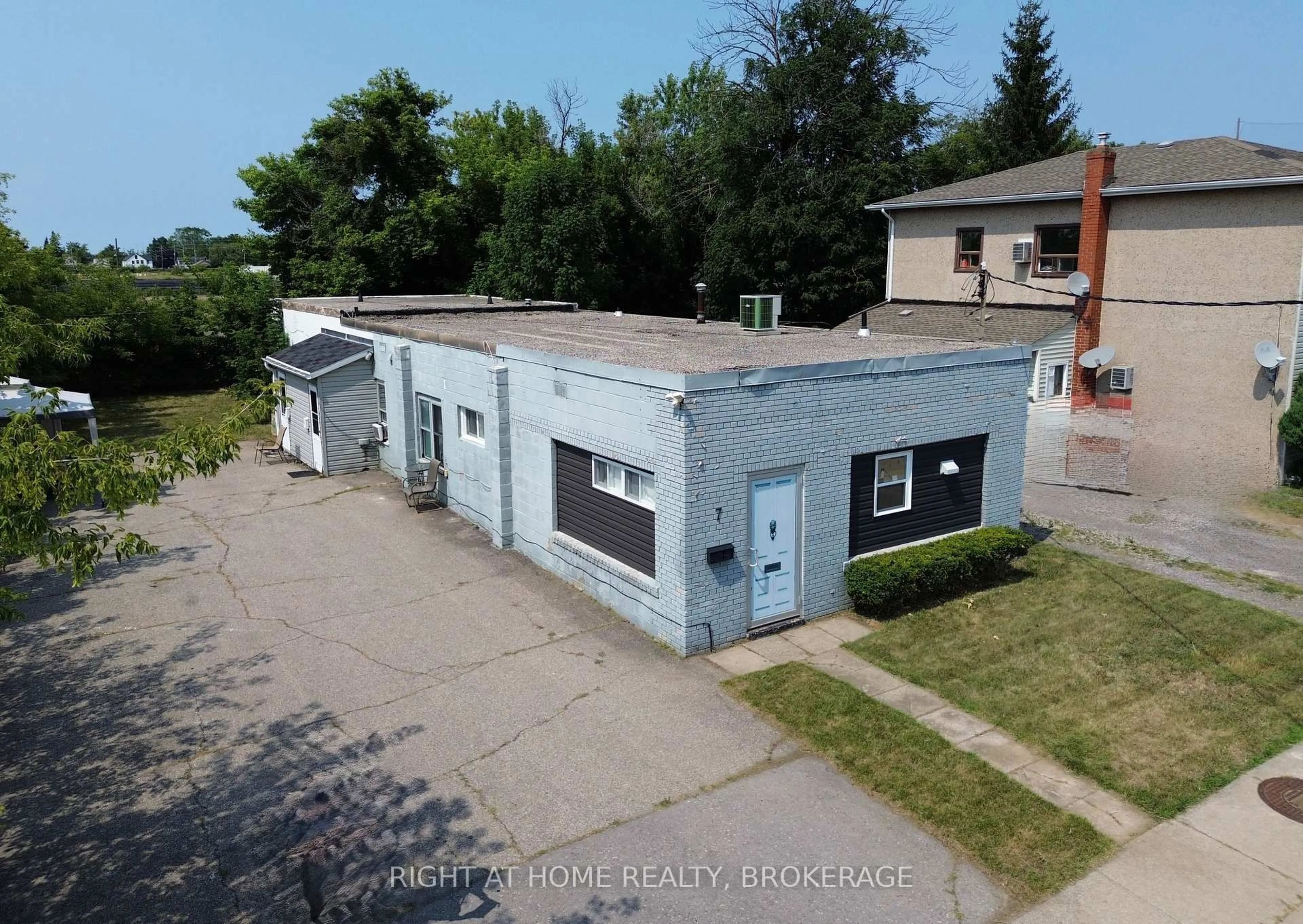A pic from outside/outdoor area/front of a property/back of a property/a pic from drone, building for 7 BEECH St, St. Catharines Ontario L2R 2B6