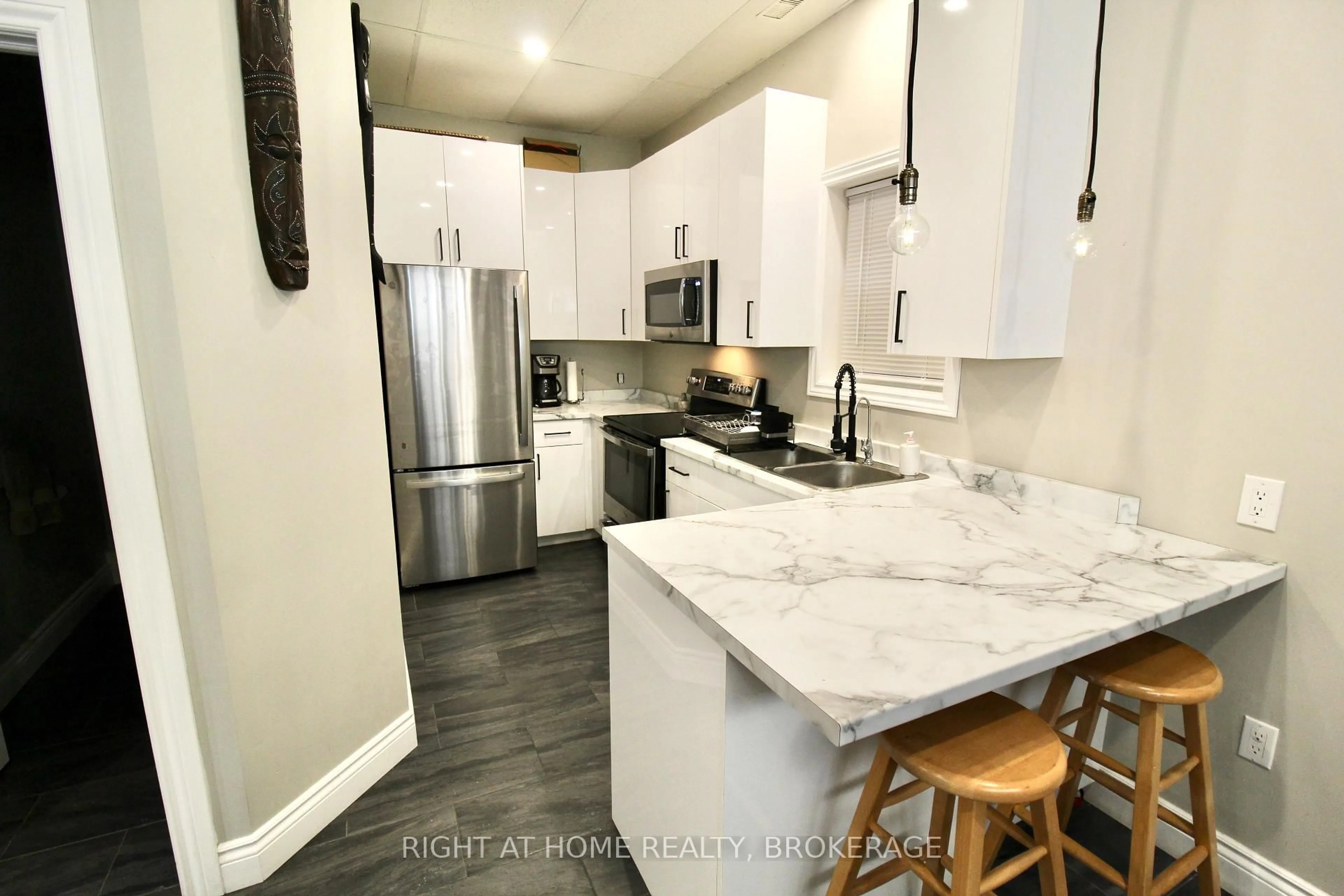 Open concept kitchen, ceramic/tile floor for 7 BEECH St, St. Catharines Ontario L2R 2B6