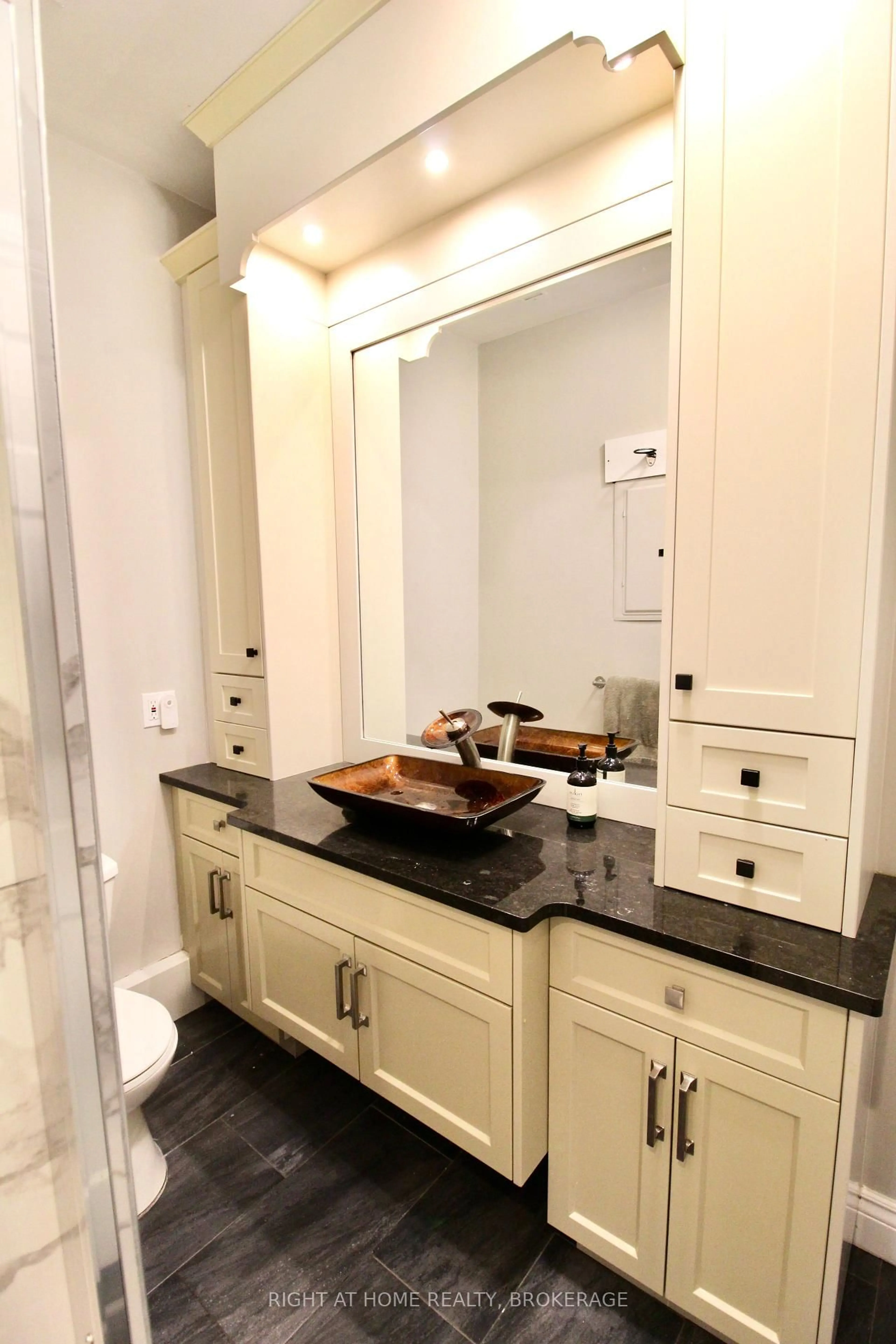 Contemporary bathroom, ceramic/tile floor for 7 BEECH St, St. Catharines Ontario L2R 2B6