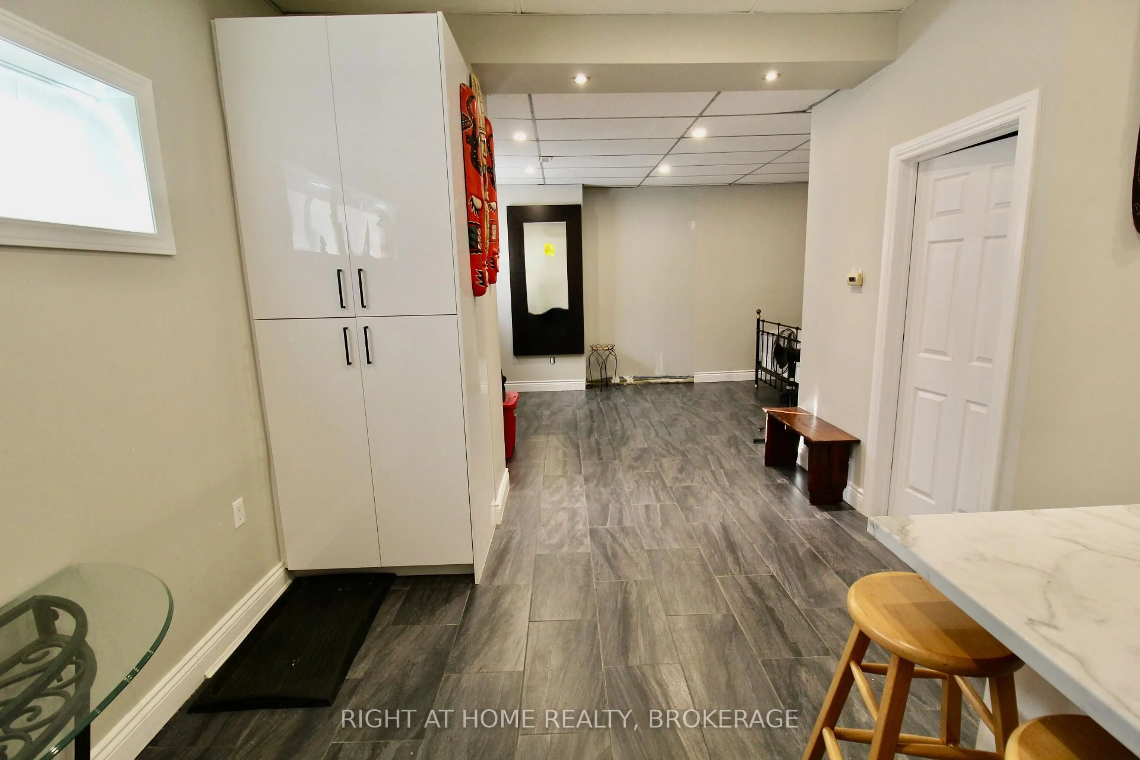 Indoor entryway for 7 BEECH St, St. Catharines Ontario L2R 2B6