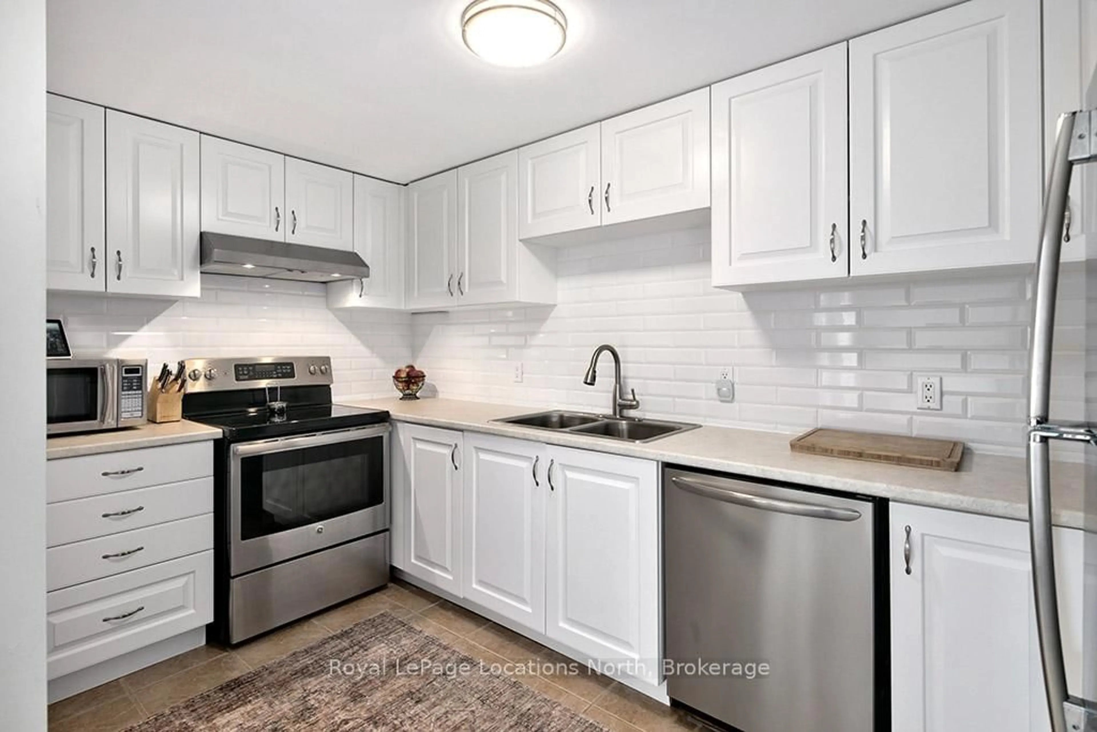 Standard kitchen, ceramic/tile floor for 127 Alfred St #58, Blue Mountains Ontario N0H 2P0