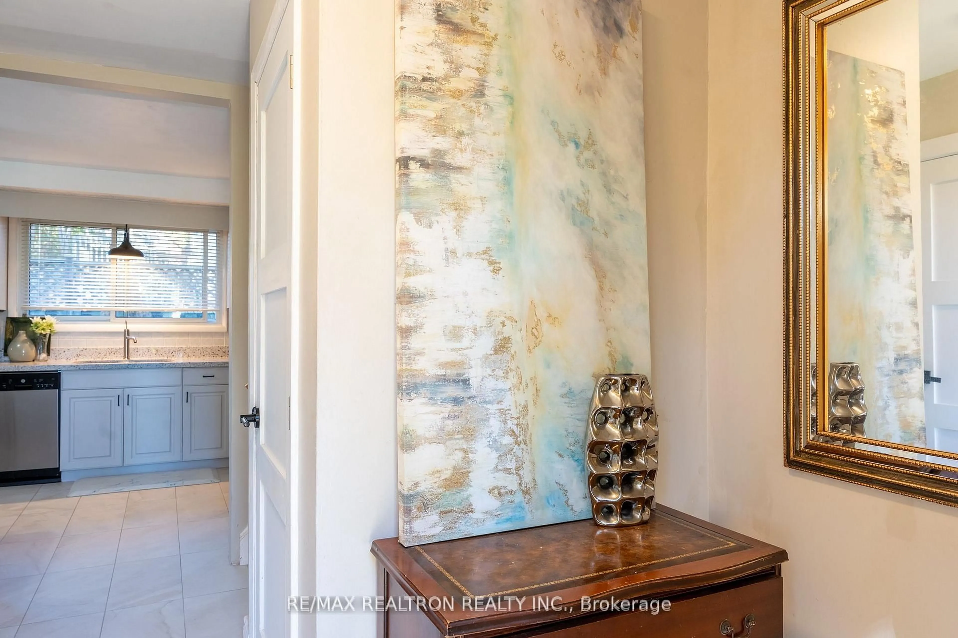 Indoor entryway for 323 Lindan Ave, Selwyn Ontario K9L 1K9