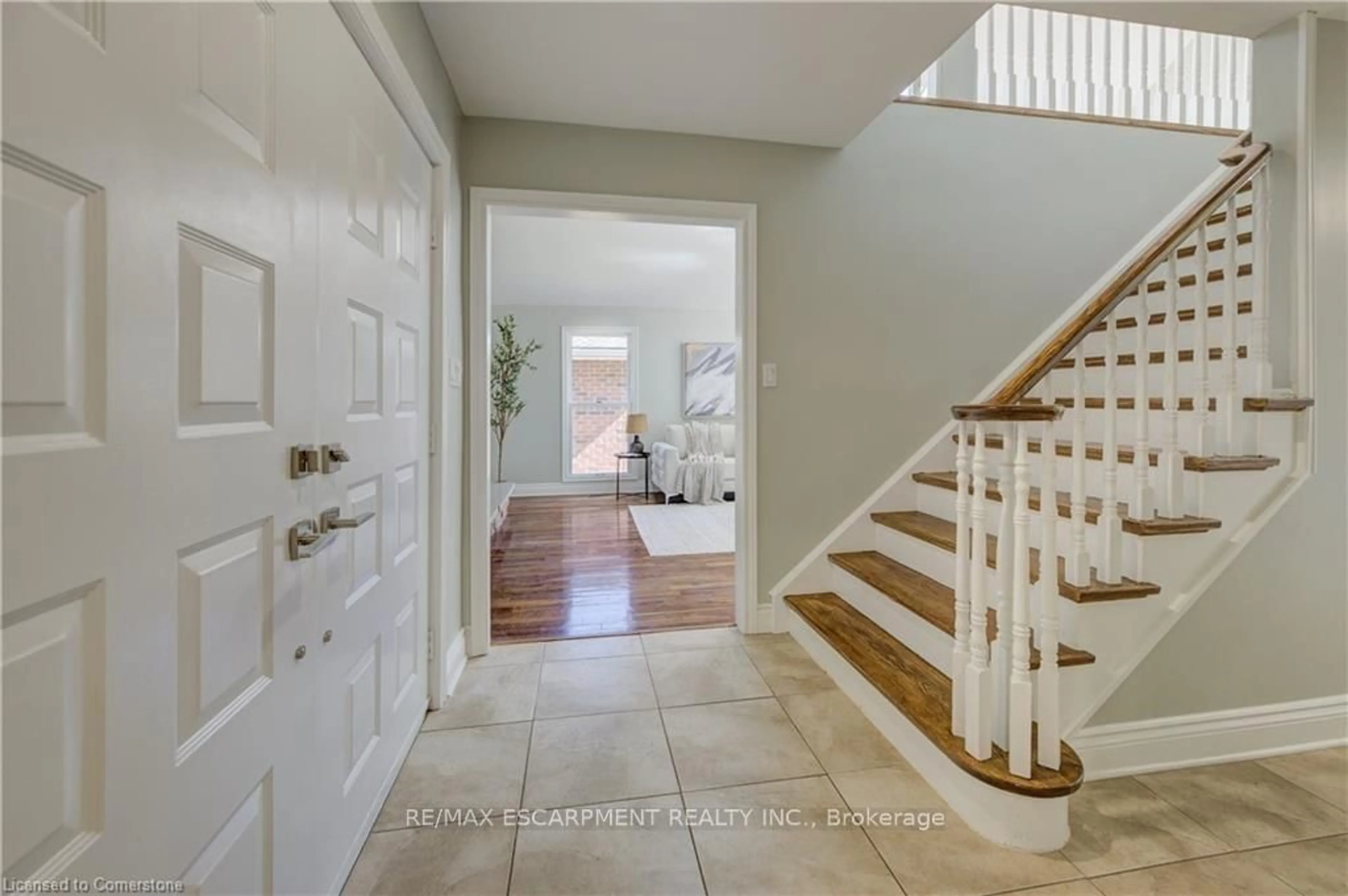 Indoor entryway for 5180 Southgate Ave, Niagara Falls Ontario L2E 7G5