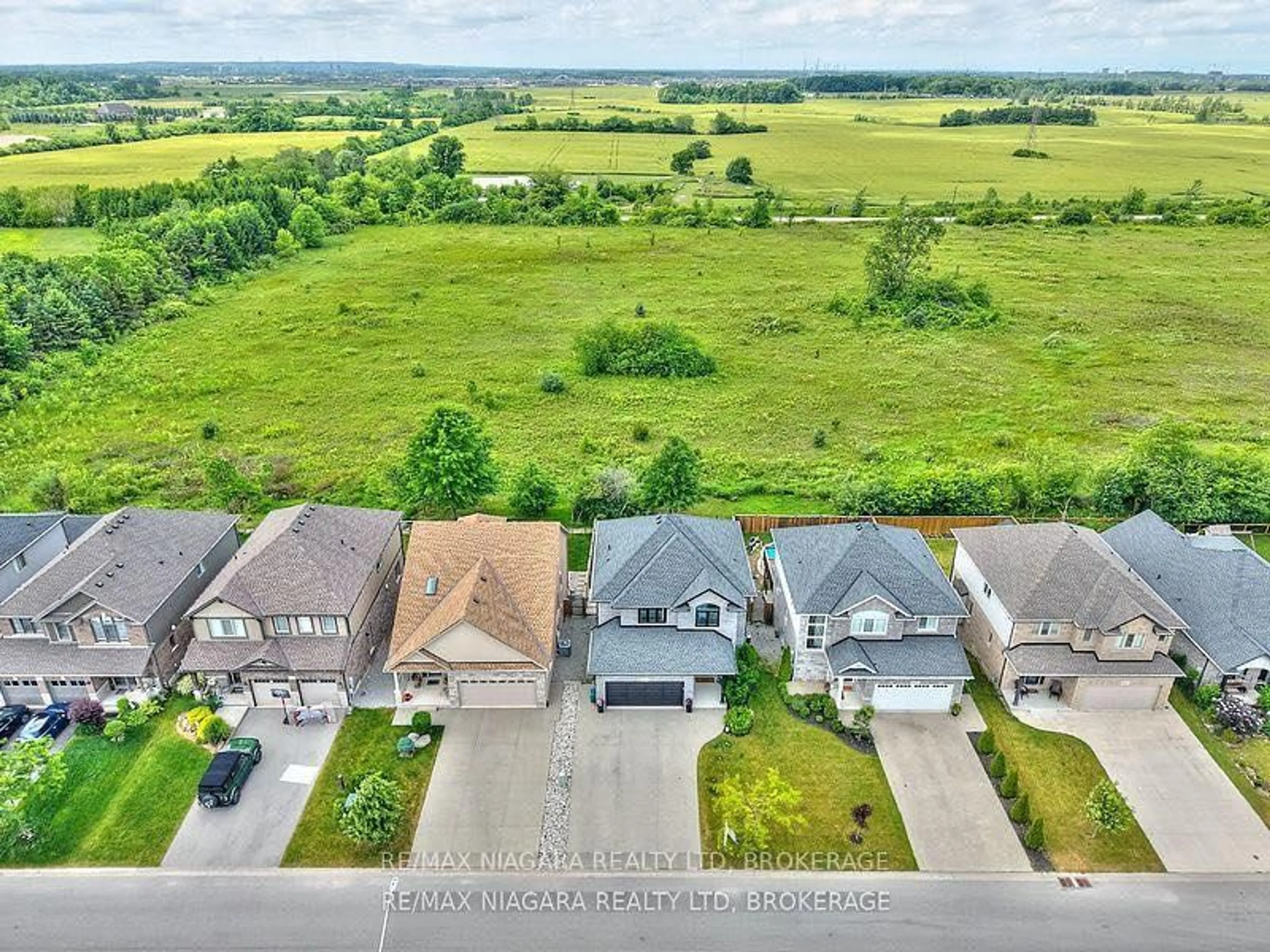 A pic from outside/outdoor area/front of a property/back of a property/a pic from drone, water/lake/river/ocean view for 5703 Osprey Ave, Niagara Falls Ontario L2H 0M2