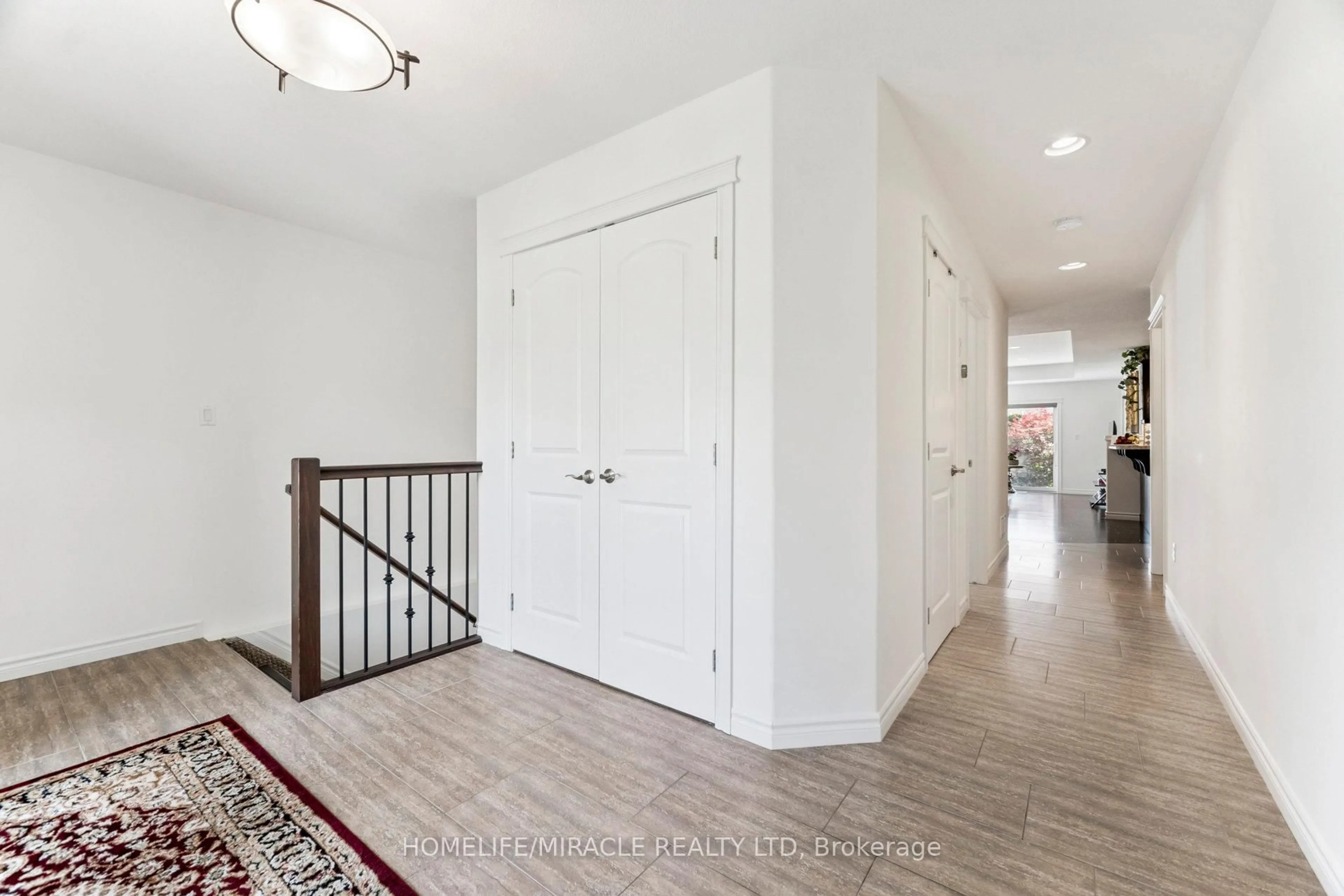 Indoor entryway for 1430 Highbury Ave #6, London East Ontario N5Y 6M4
