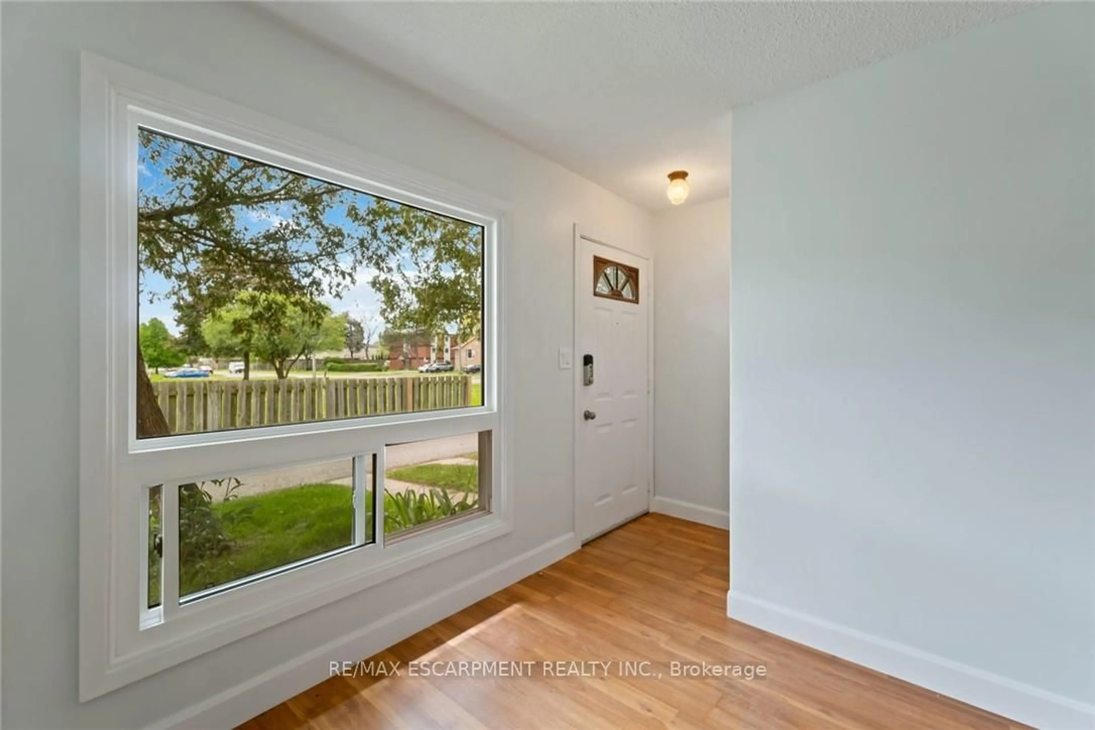 Indoor entryway for 8646 WILLOUGHBY Dr #10, Niagara Falls Ontario L2G 6X7