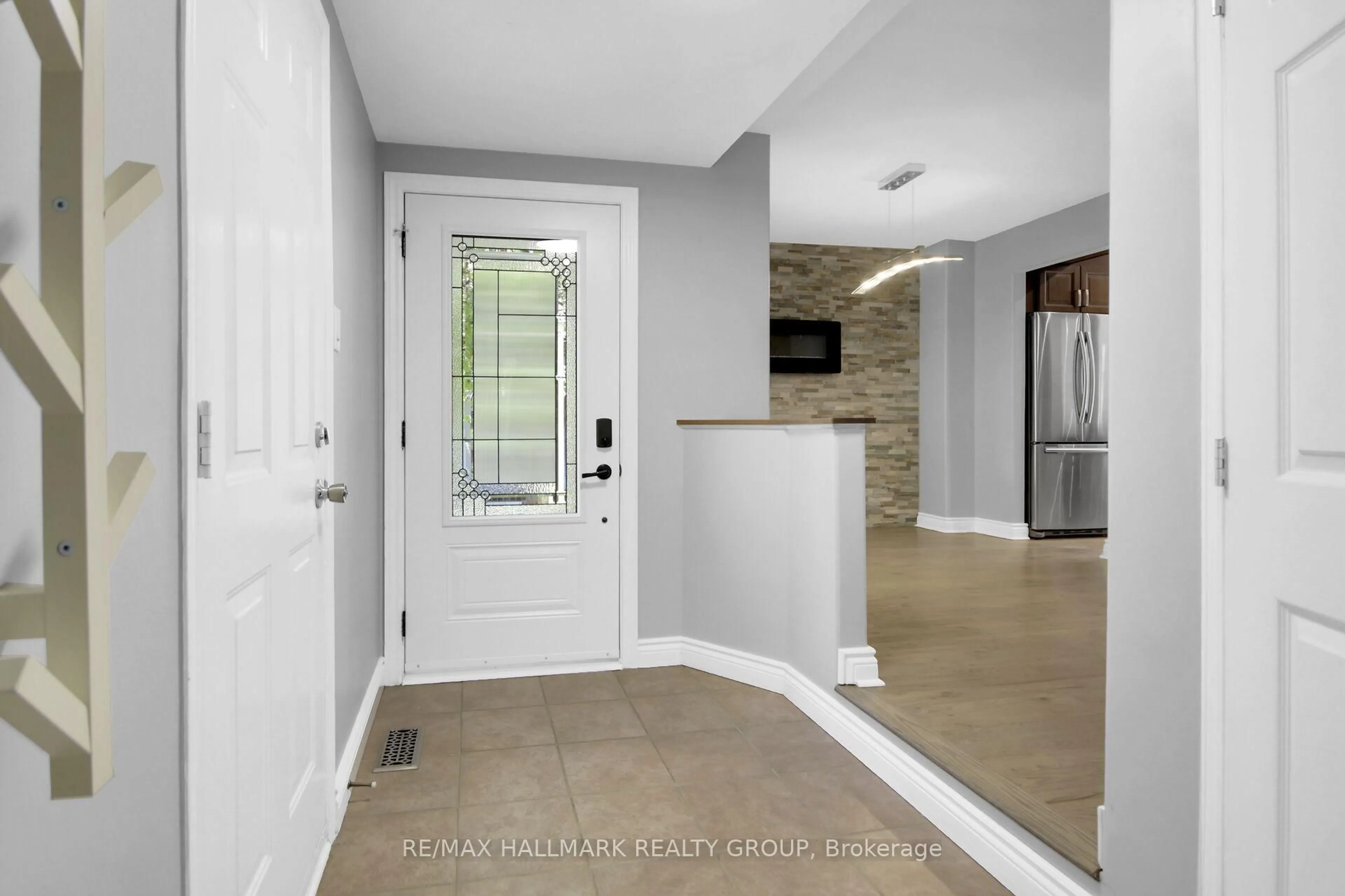 Indoor entryway for 4 Saffron Crt, Ottawa Ontario K2J 4R7