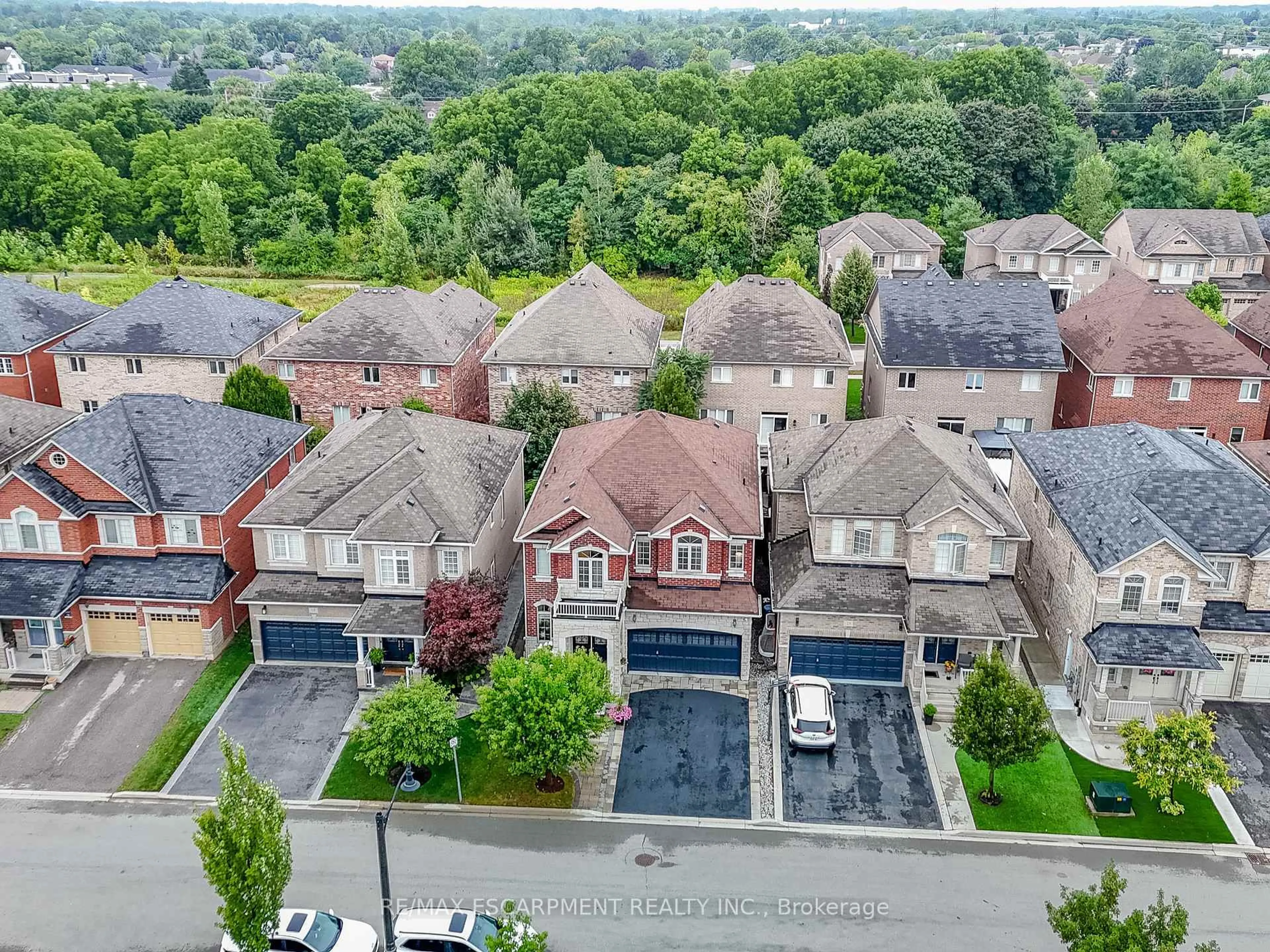 A pic from outside/outdoor area/front of a property/back of a property/a pic from drone, city buildings view from balcony for 19 McKnight Ave, Hamilton Ontario L8B 0R5