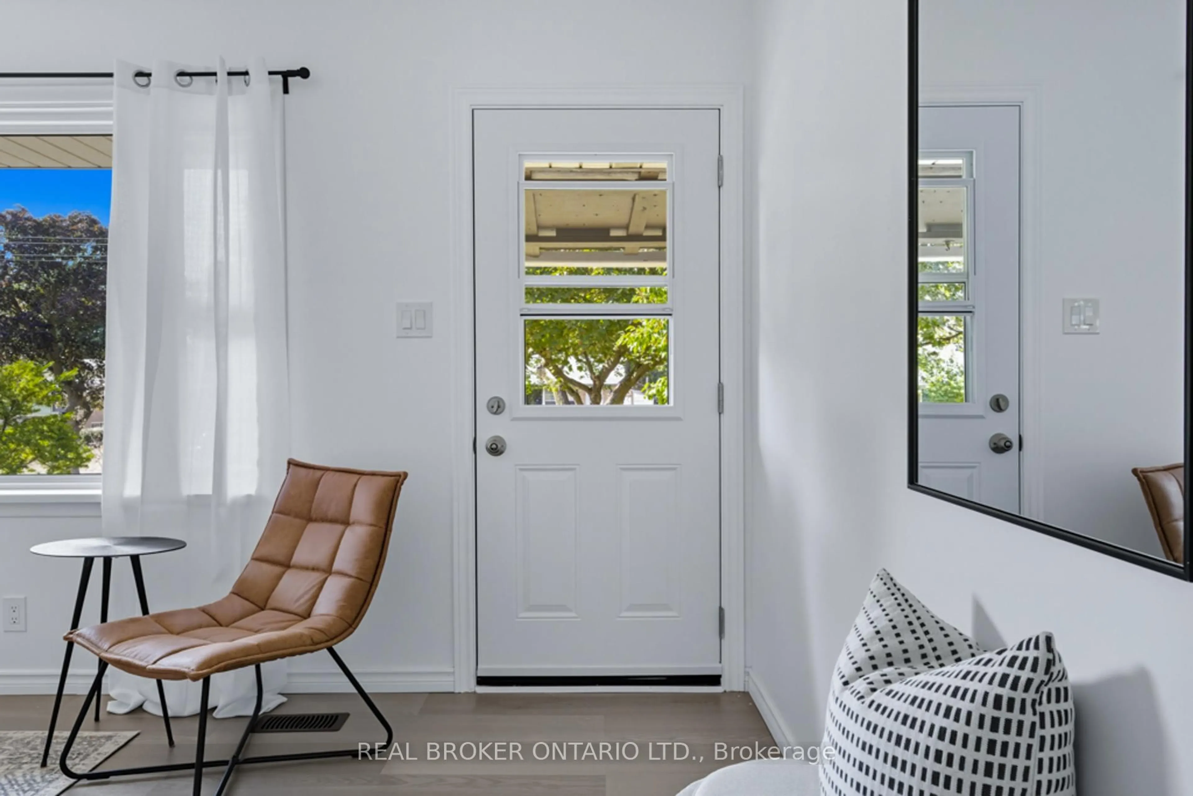 Indoor entryway for 27 Broadmoor Ave, Kitchener Ontario N2C 1Y6