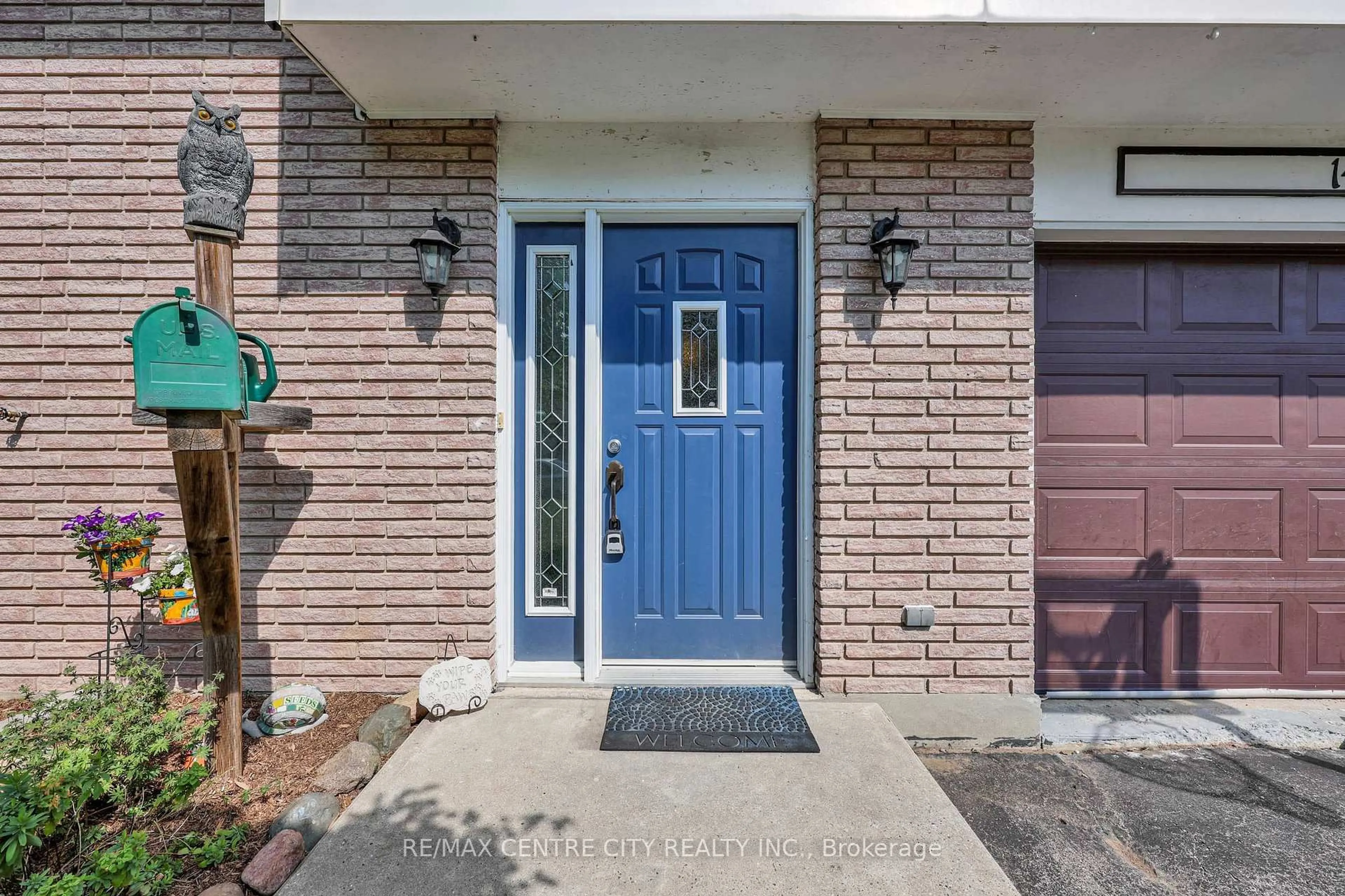 Indoor entryway for 141 St Andrew St, Aylmer Ontario N5H 2N2