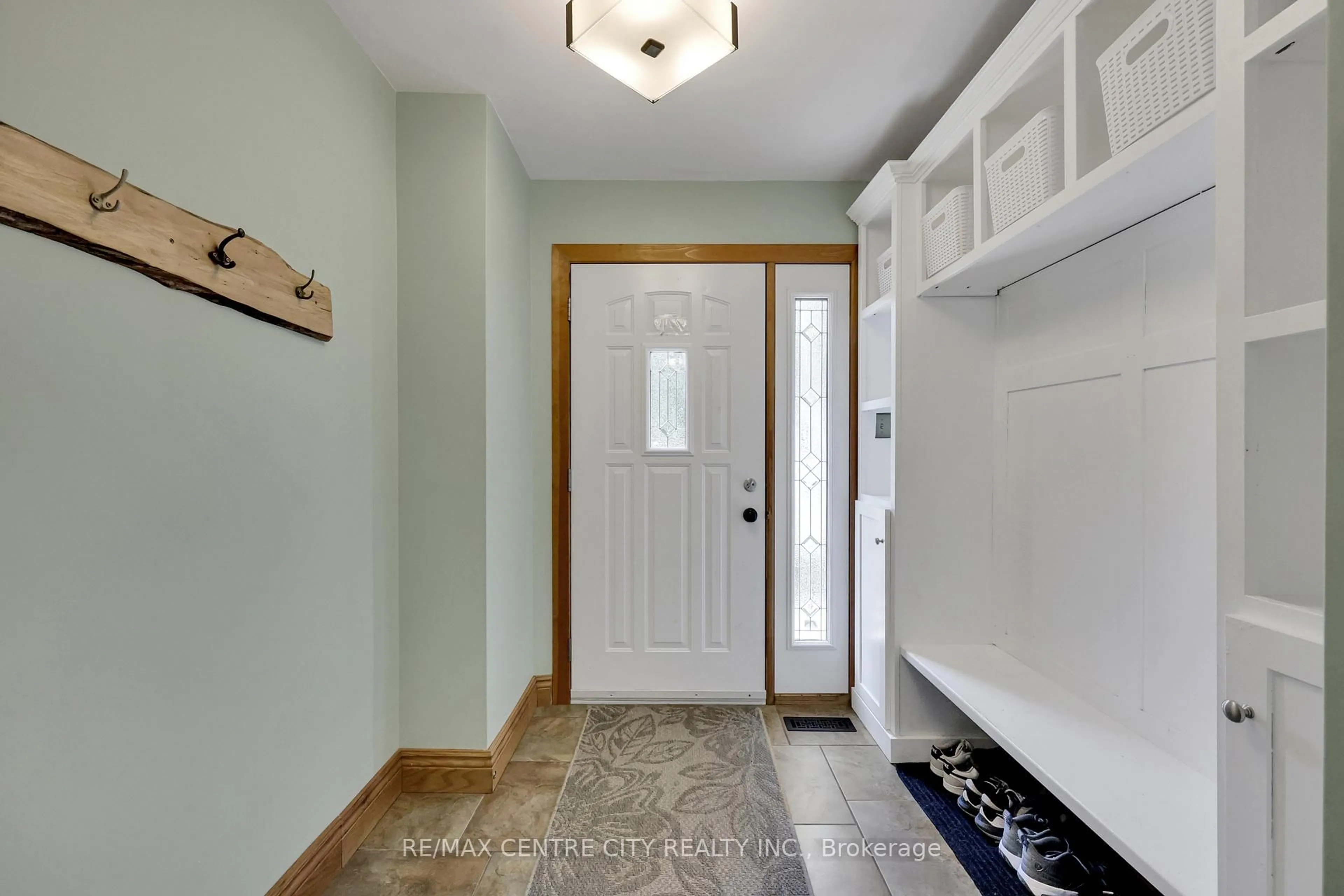 Indoor entryway for 141 St Andrew St, Aylmer Ontario N5H 2N2