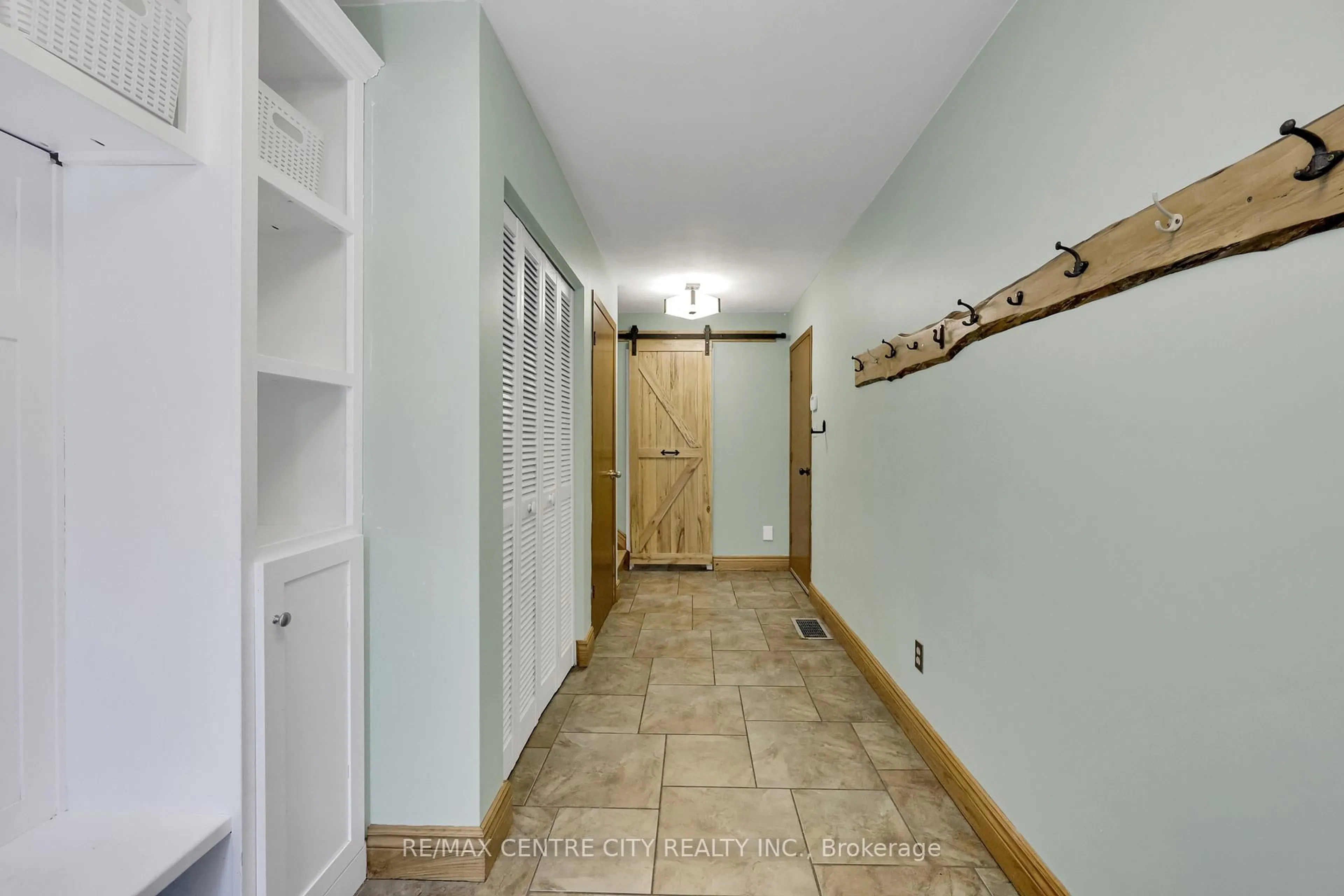 Indoor entryway for 141 St Andrew St, Aylmer Ontario N5H 2N2