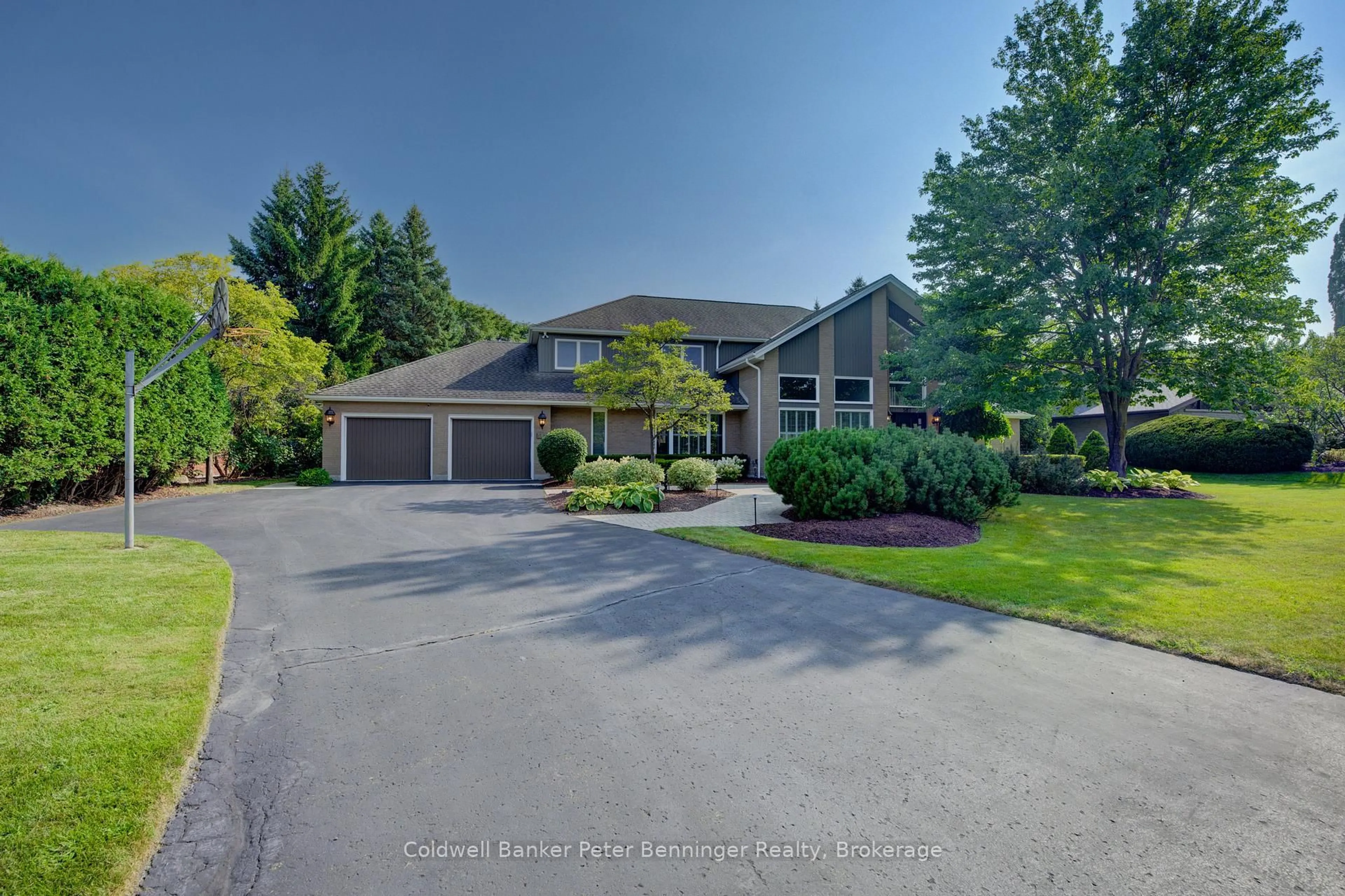 A pic from outside/outdoor area/front of a property/back of a property/a pic from drone, unknown for 587 Manorwood Crt, Waterloo Ontario N2K 3L7