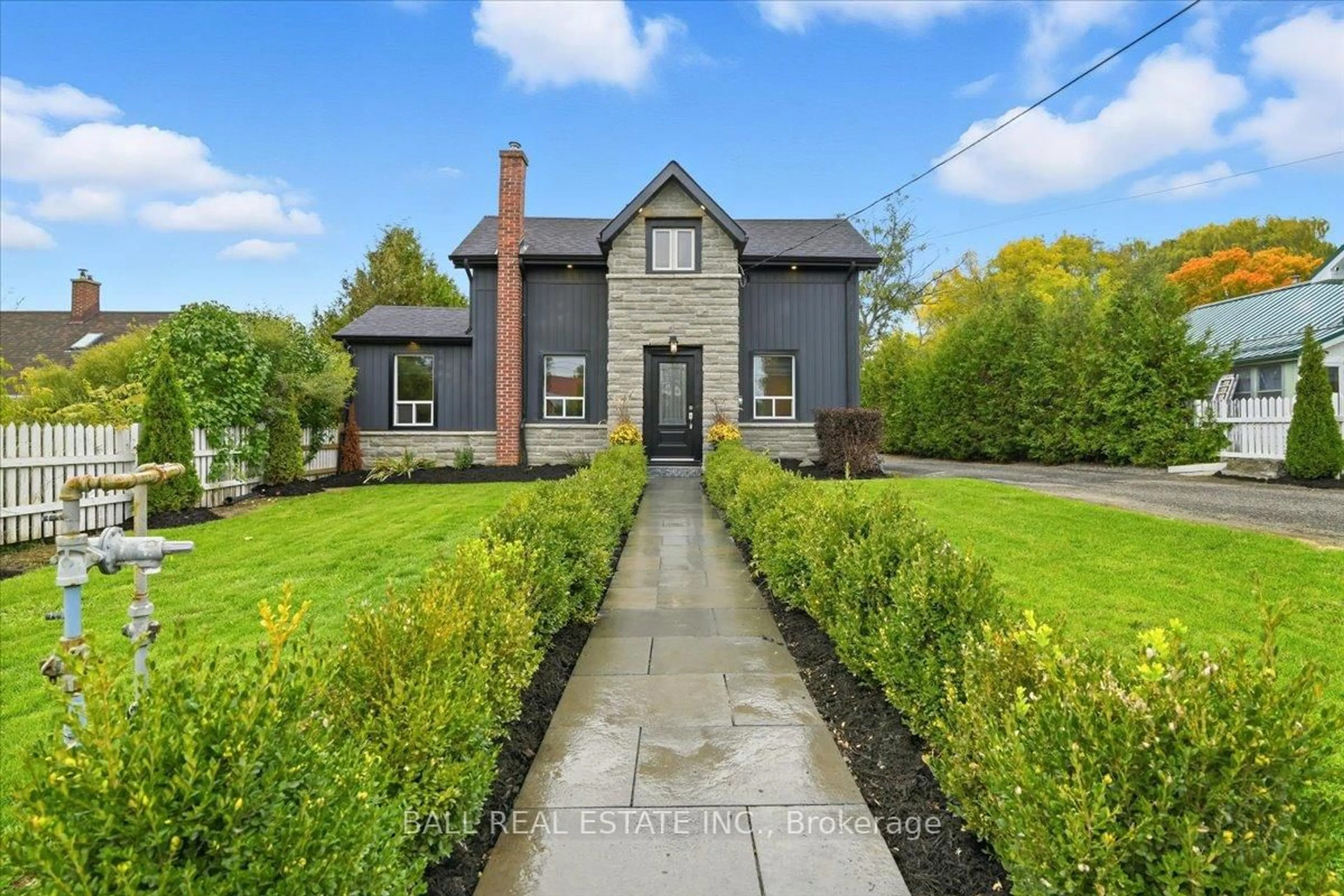 A pic from outside/outdoor area/front of a property/back of a property/a pic from drone, street for 4626 Dale Rd, Port Hope Ontario L1A 3V5