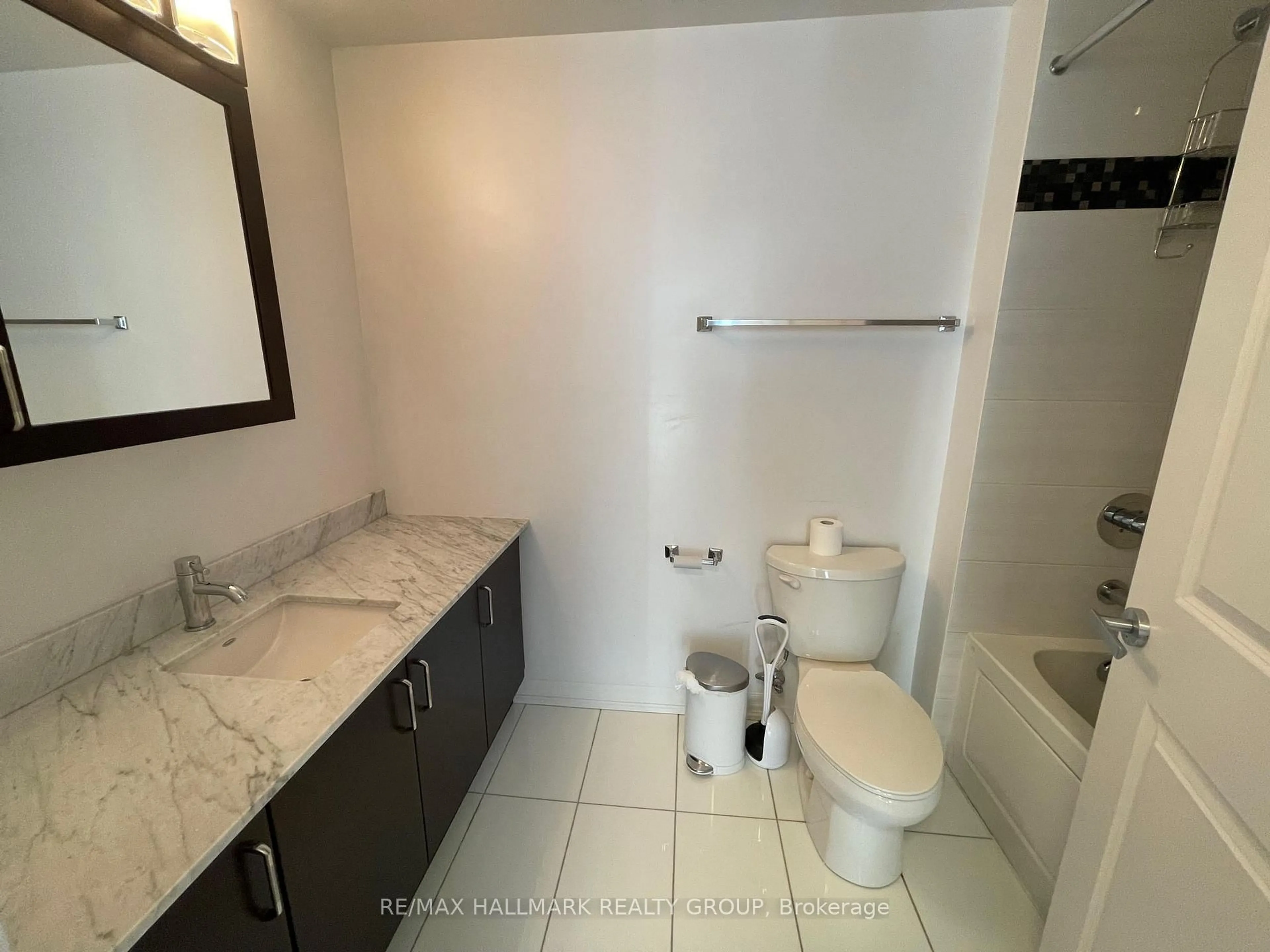 Standard bathroom, unknown for 242 RIDEAU St #2201, Ottawa Ontario K1N 0B7