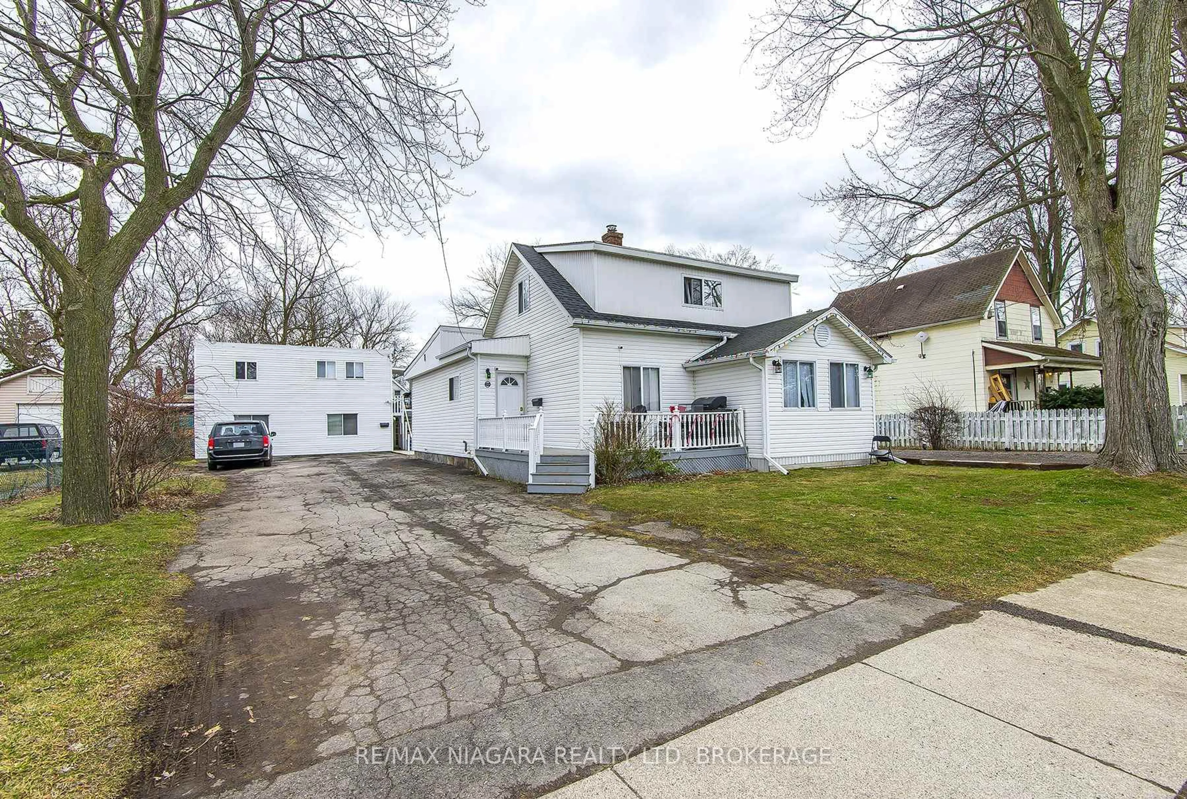 A pic from outside/outdoor area/front of a property/back of a property/a pic from drone, street for 255 MELLANBY Ave, Port Colborne Ontario L3K 2M2