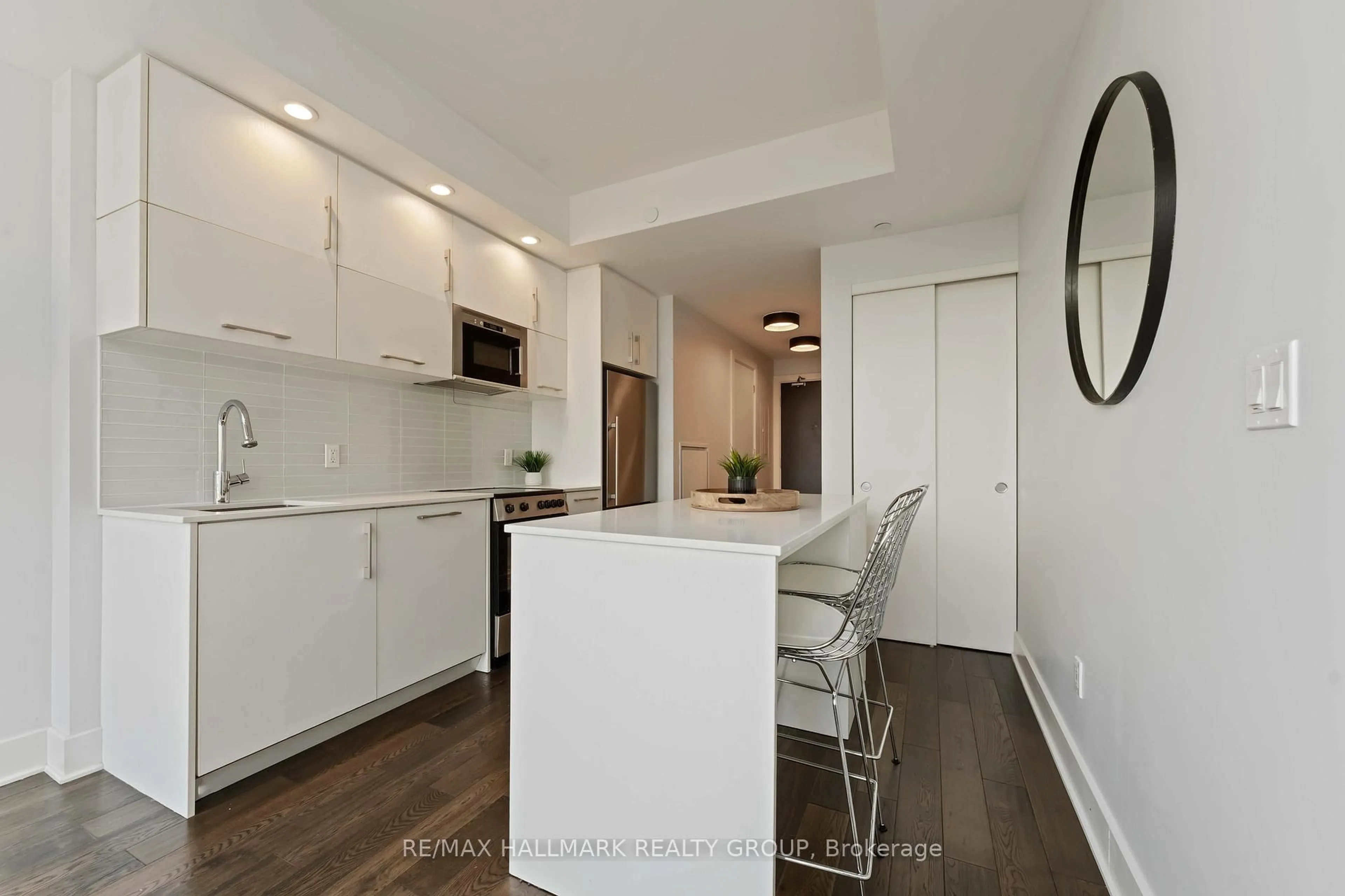 Open concept kitchen, wood/laminate floor for 255 BAY St #1209, Ottawa Ontario K1R 0C5