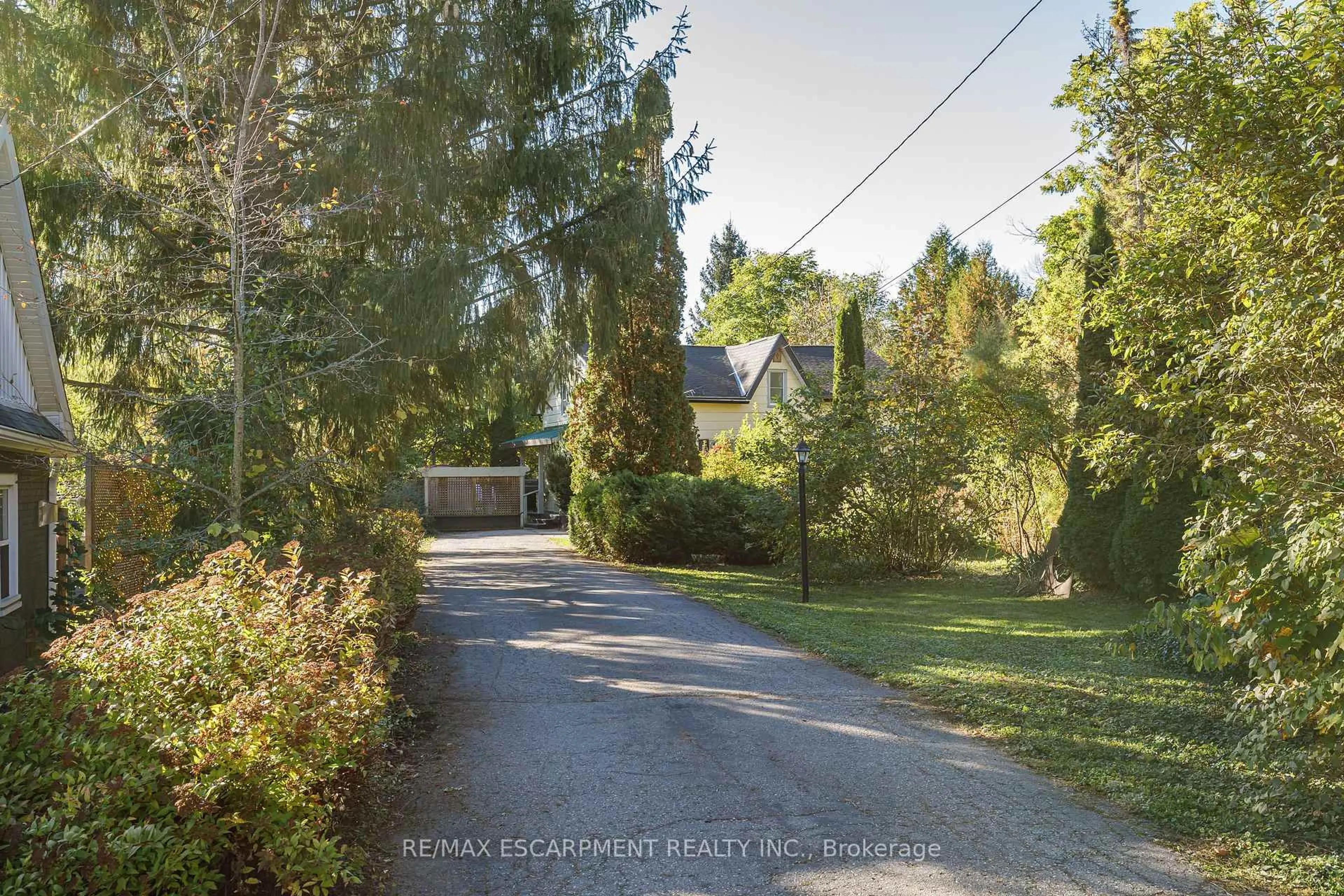 A pic from outside/outdoor area/front of a property/back of a property/a pic from drone, street for 225 Berry St, Meaford Ontario N4L 1G9