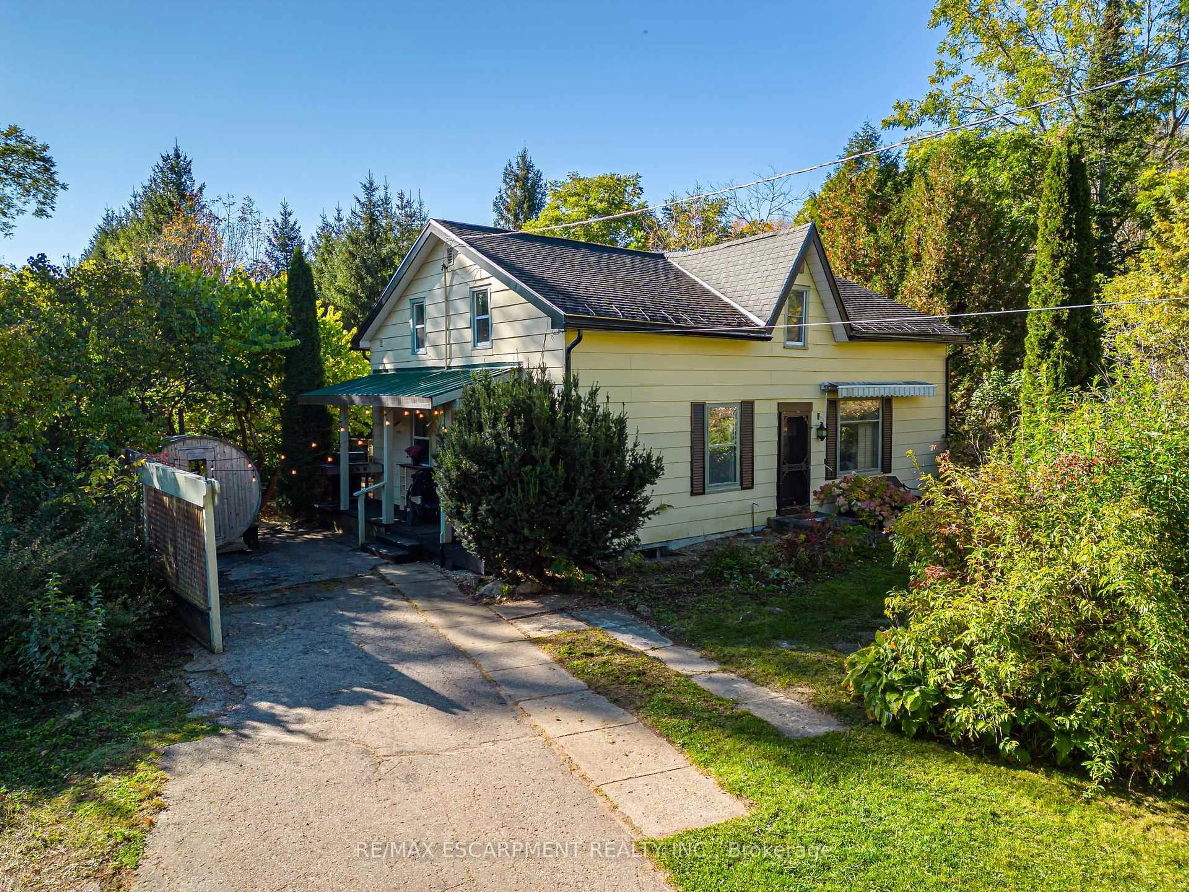 A pic from outside/outdoor area/front of a property/back of a property/a pic from drone, street for 225 Berry St, Meaford Ontario N4L 1G9