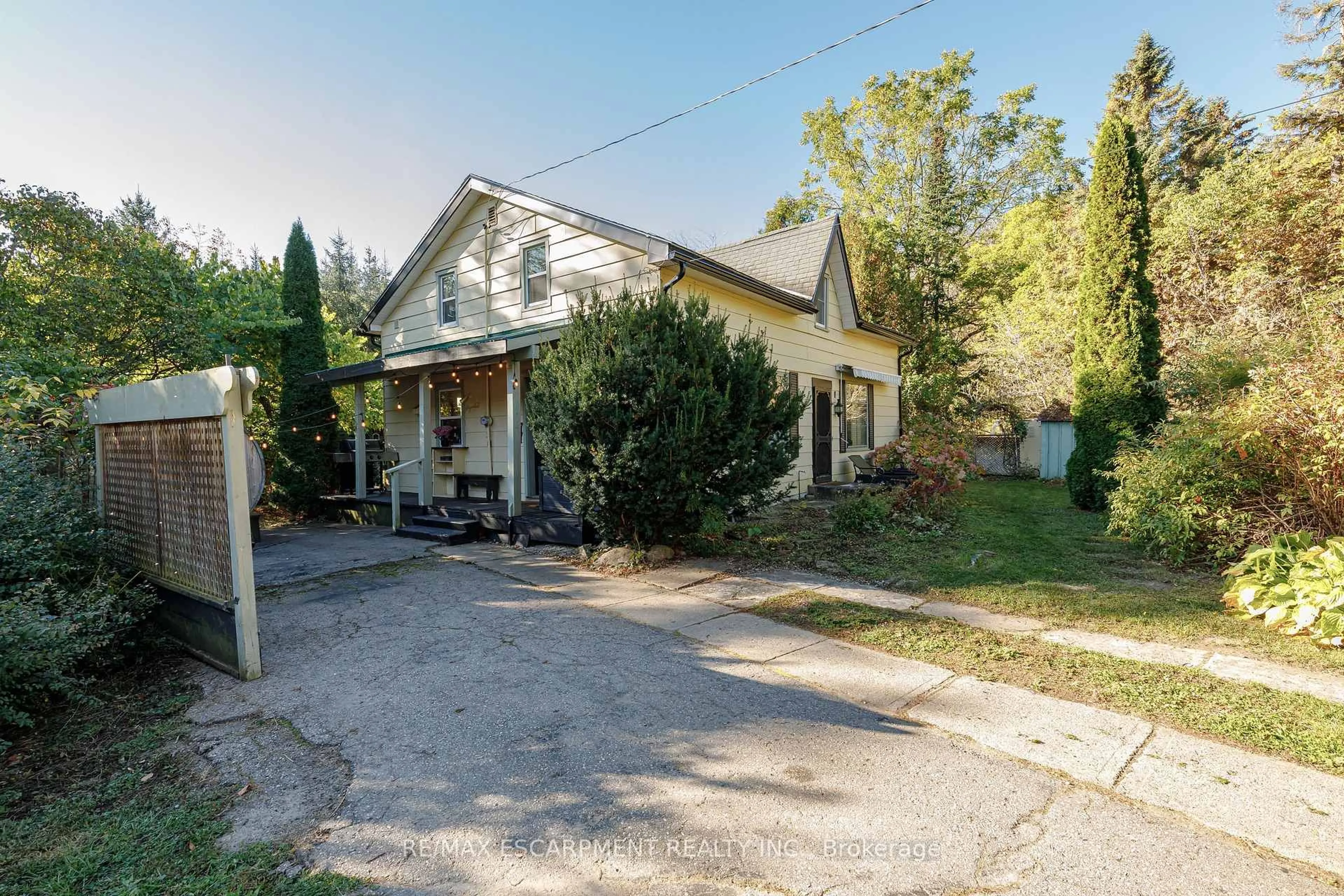 A pic from outside/outdoor area/front of a property/back of a property/a pic from drone, street for 225 Berry St, Meaford Ontario N4L 1G9