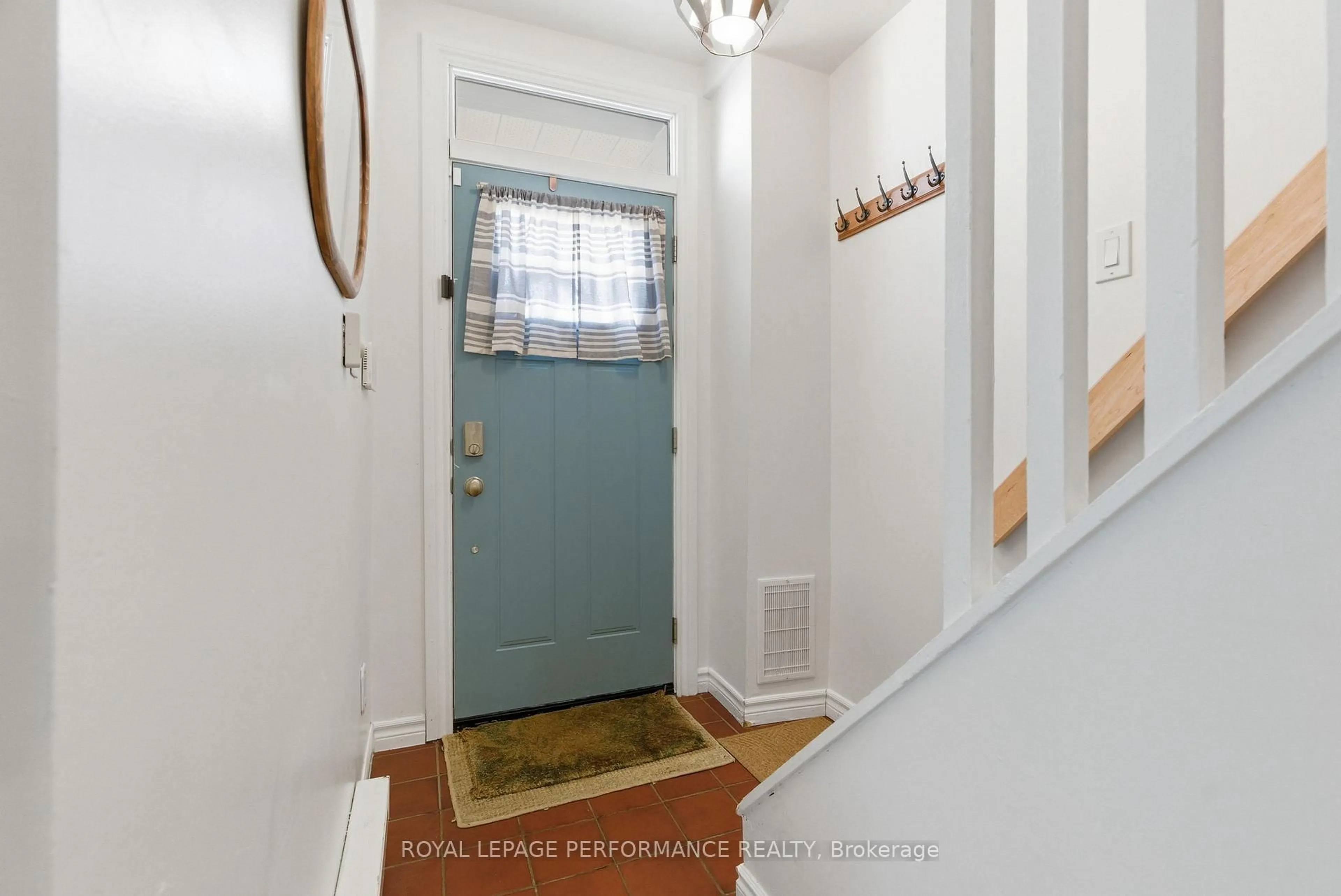 Indoor entryway for 266 Bradley Ave, Ottawa Ontario K1L 7E9