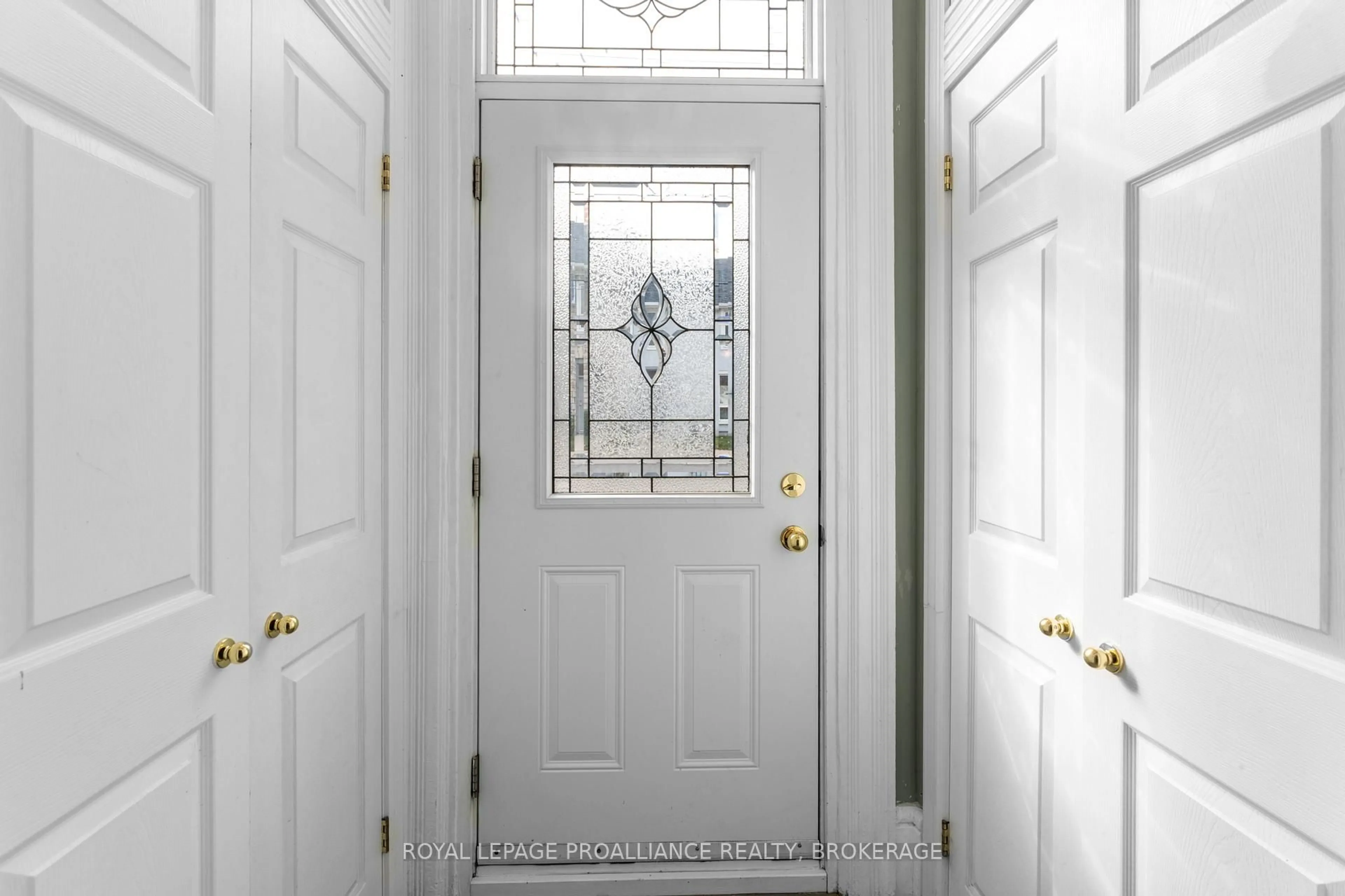 Indoor entryway for 153 Montreal St, Kingston Ontario K7K 3G2