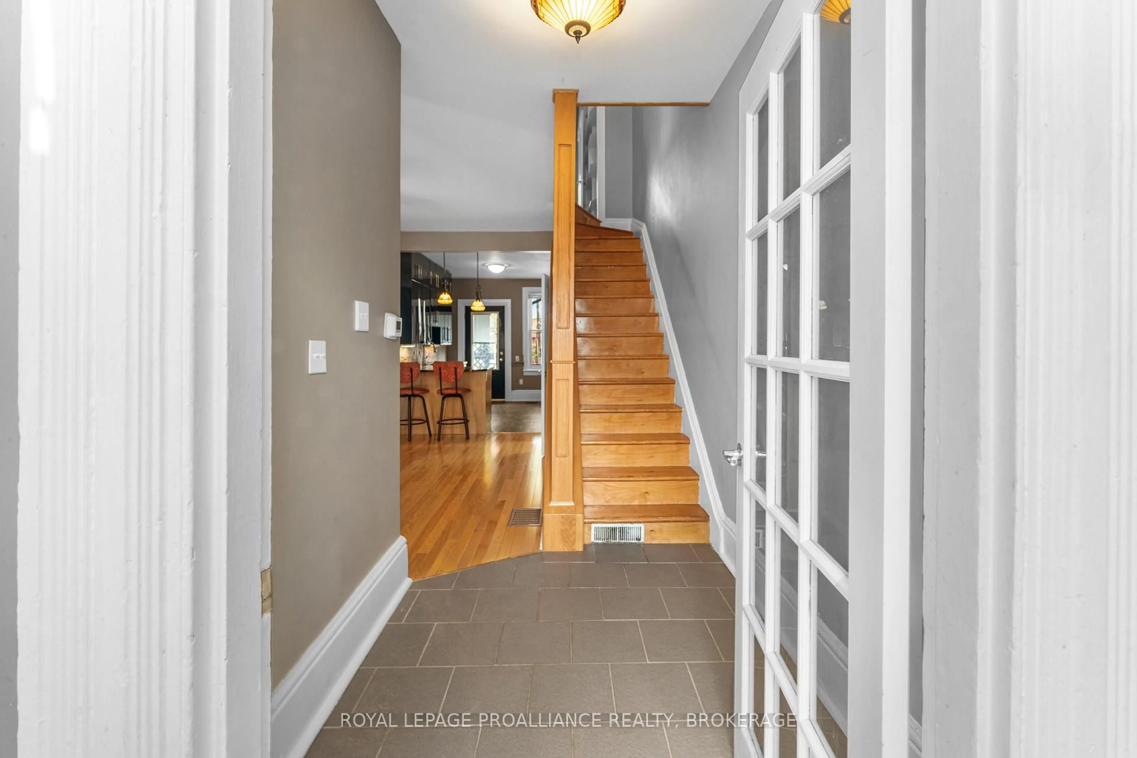 Indoor entryway for 153 Montreal St, Kingston Ontario K7K 3G2