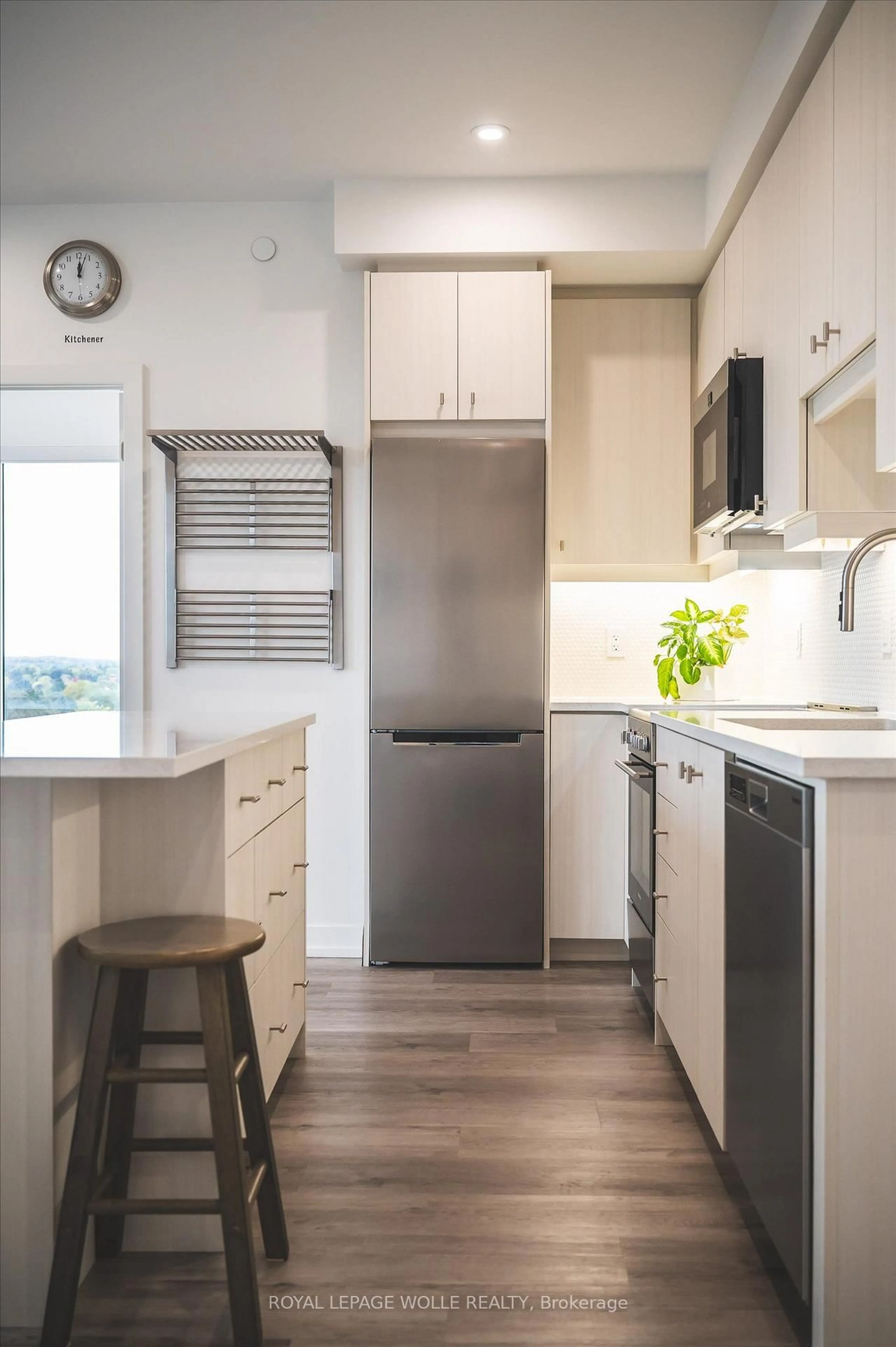 Contemporary kitchen, unknown for 15 Wellington St #909, Kitchener Ontario N2G 0E4