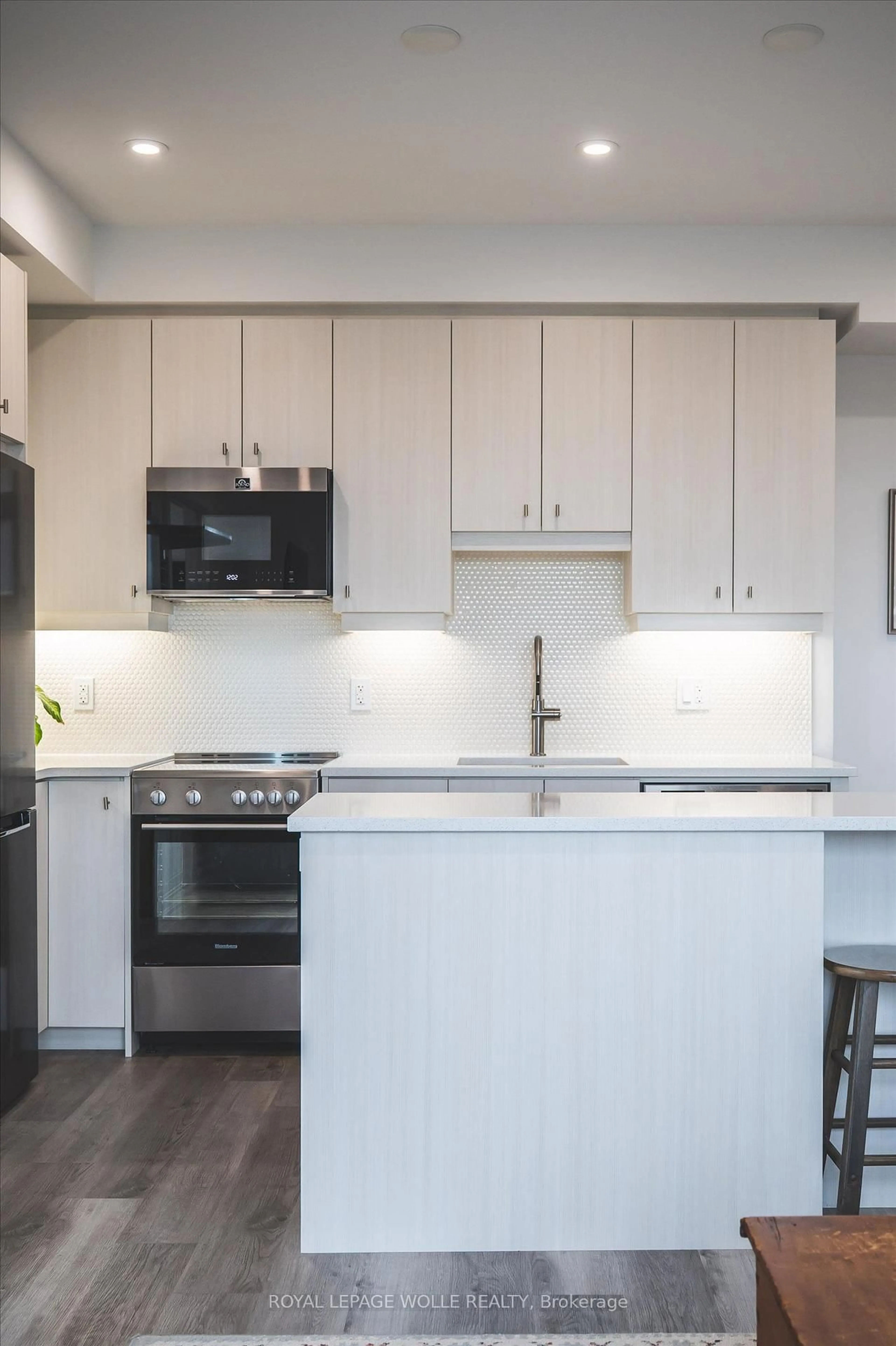 Standard kitchen, unknown for 15 Wellington St #909, Kitchener Ontario N2G 0E4
