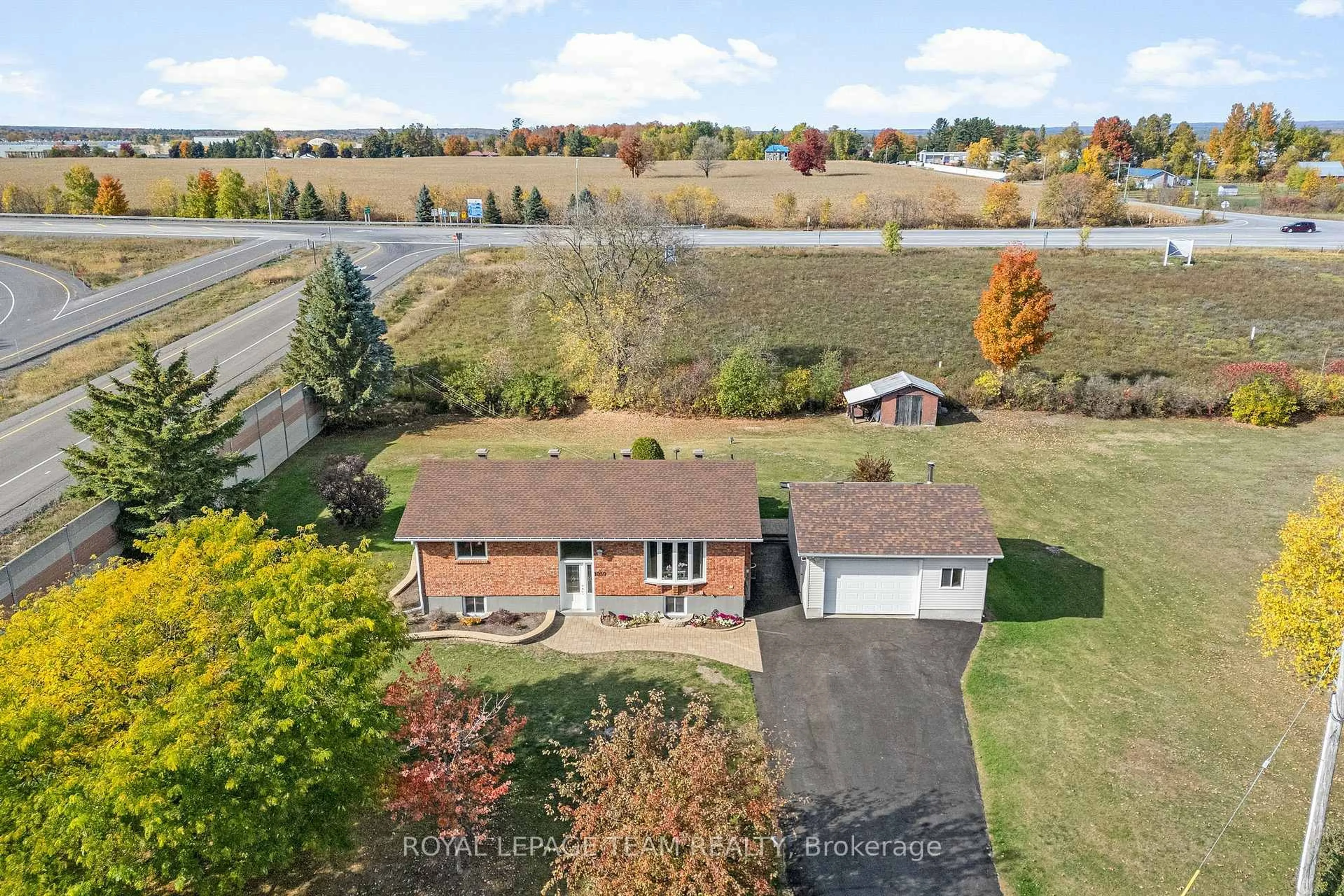 A pic from outside/outdoor area/front of a property/back of a property/a pic from drone, unknown for 1059 Flynn Ave, Ottawa Ontario K7S 3G7
